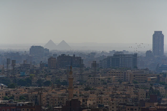 Pirámides de Guiza detrás de los edificios de El Cairo