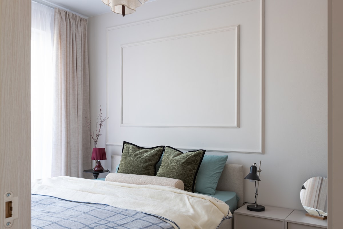 창밖으로 빛이 들어오는 미니멀한 침실