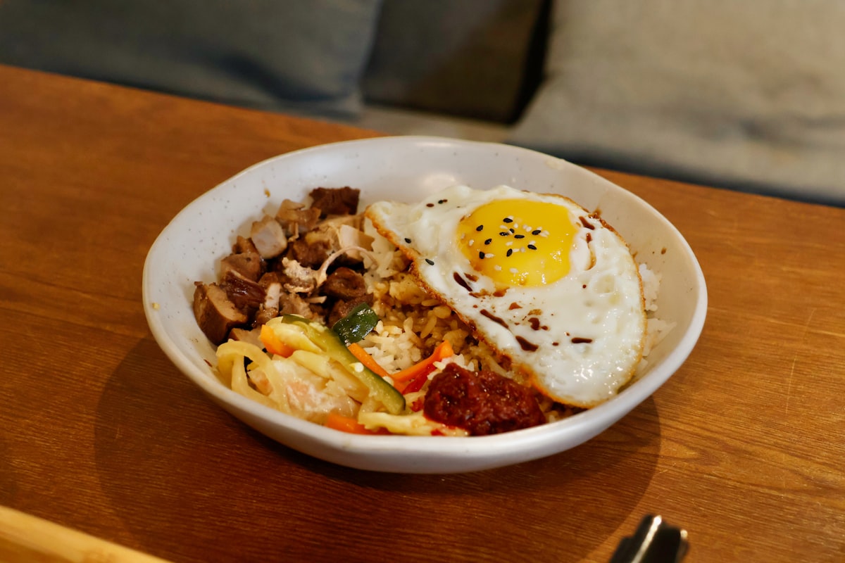 잡곡밥 위에 채소와 단백질이 올라간 한식 한 그릇