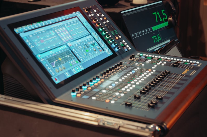 Regler und Fader eines Audio-Mischpults im Detail