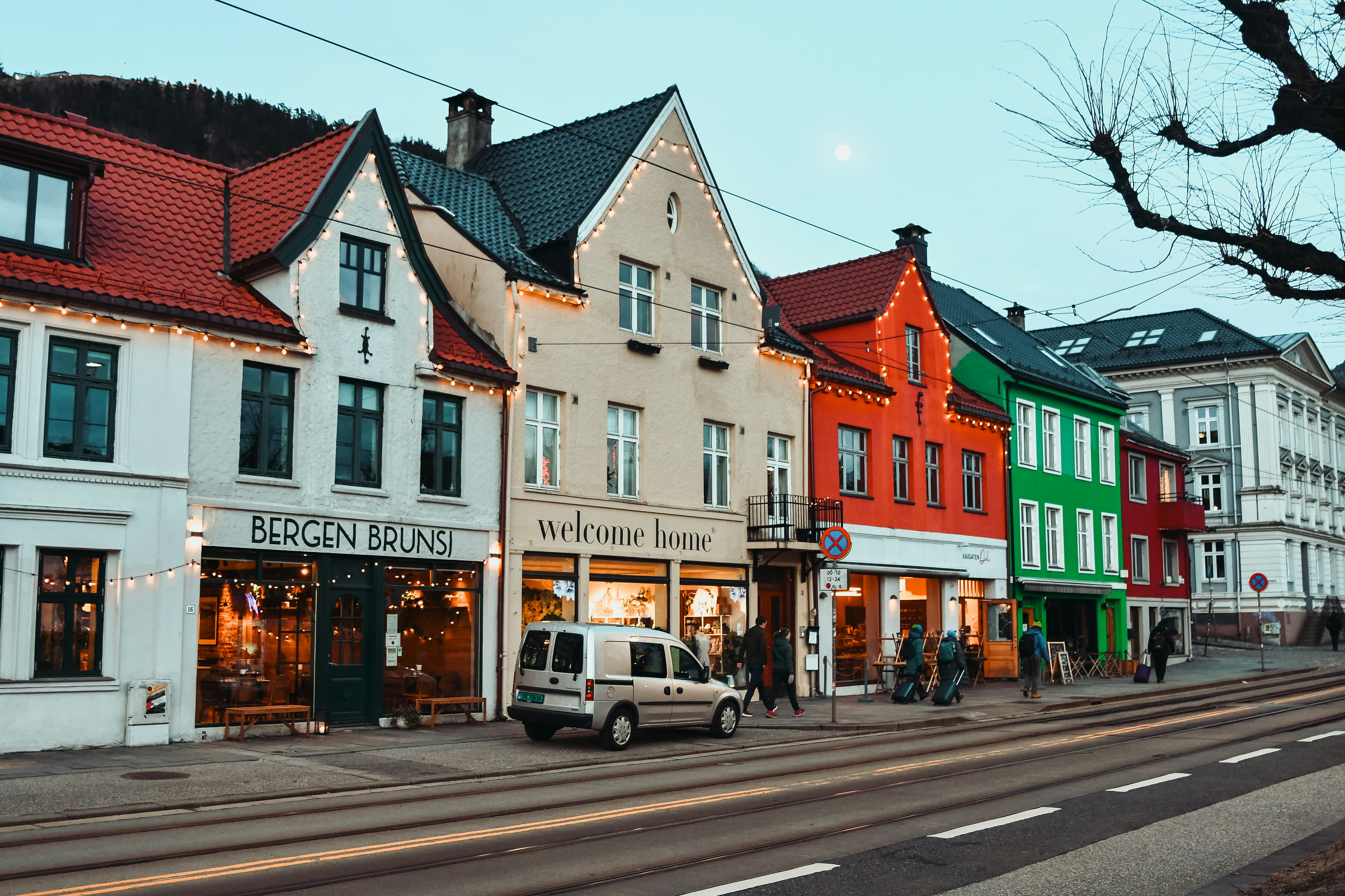 Prédios coloridos margeiam uma rua com trilhos de bonde.