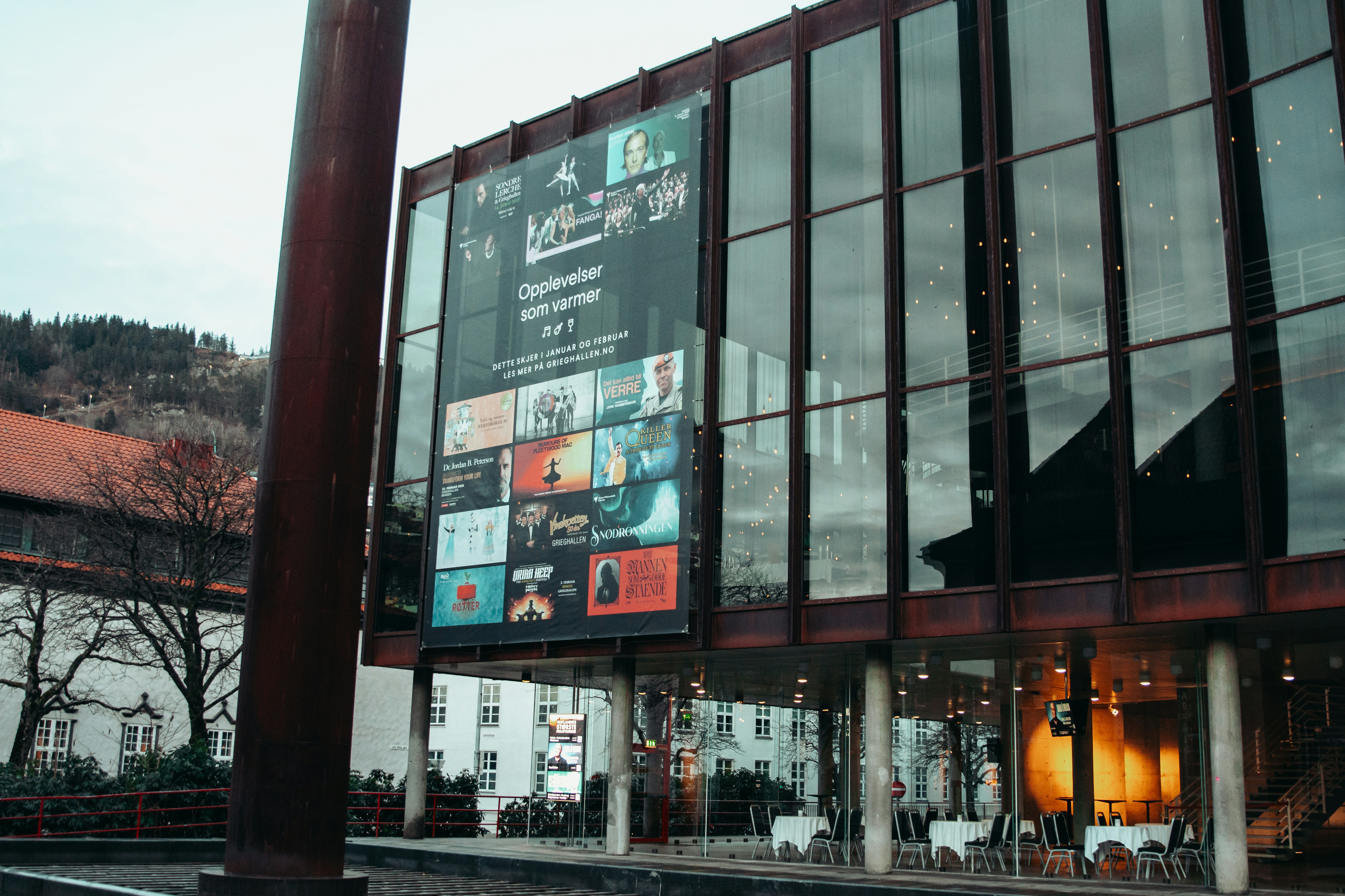 Prédio moderno com grande cartaz exposto do lado de fora