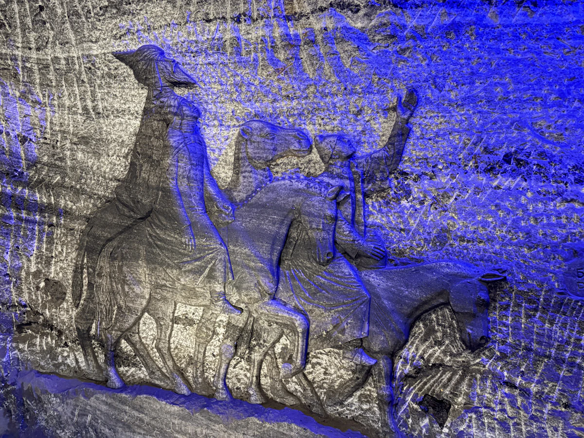 Relieve de figuras montadas iluminado de azul en la Catedral de Sal.