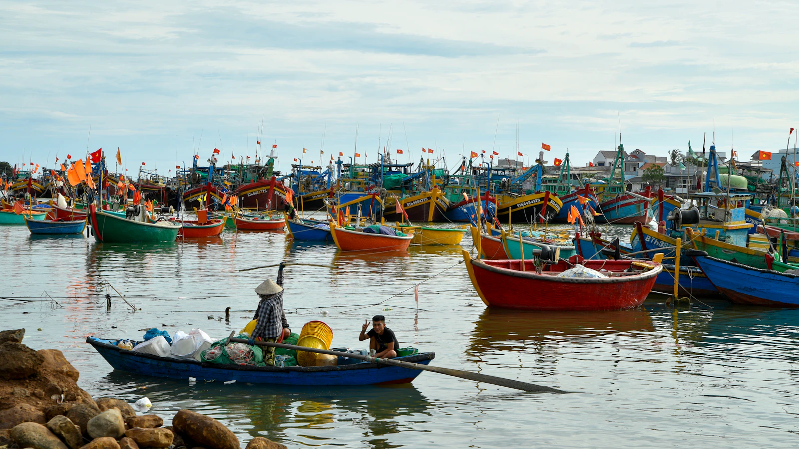 Thuyền câu mực rời bến Vịnh Đầm lúc rạng sáng