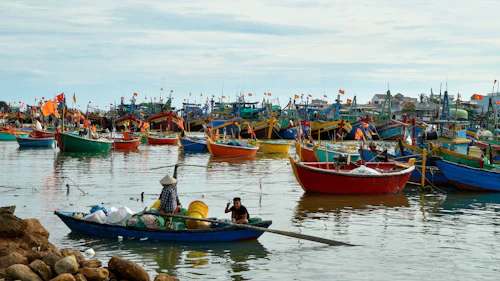 Ghe chài đủ sắc màu neo san sát nhau tại bến Vịnh Đầm