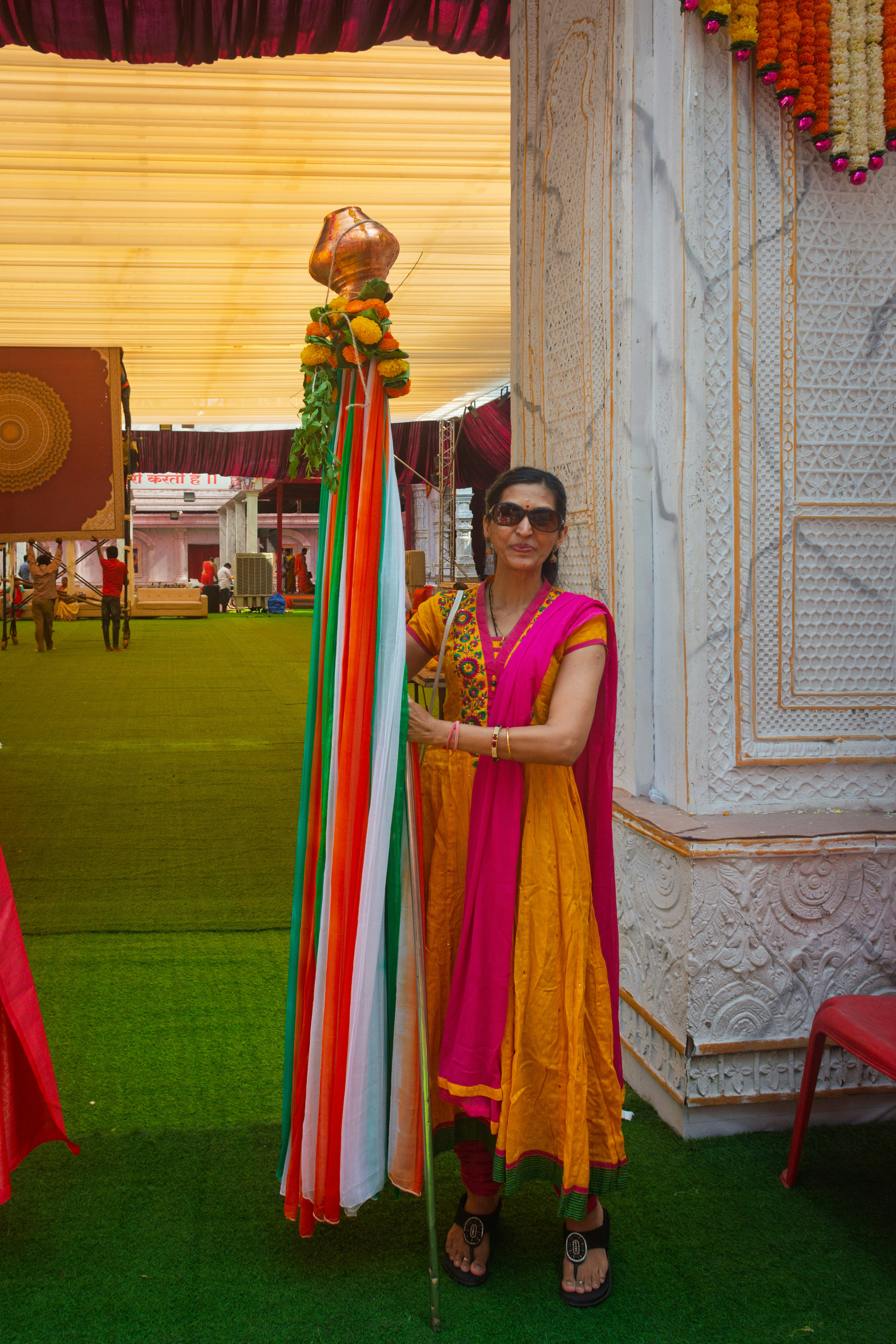 Mujer con atuendo tradicional indio sosteniendo una bandera