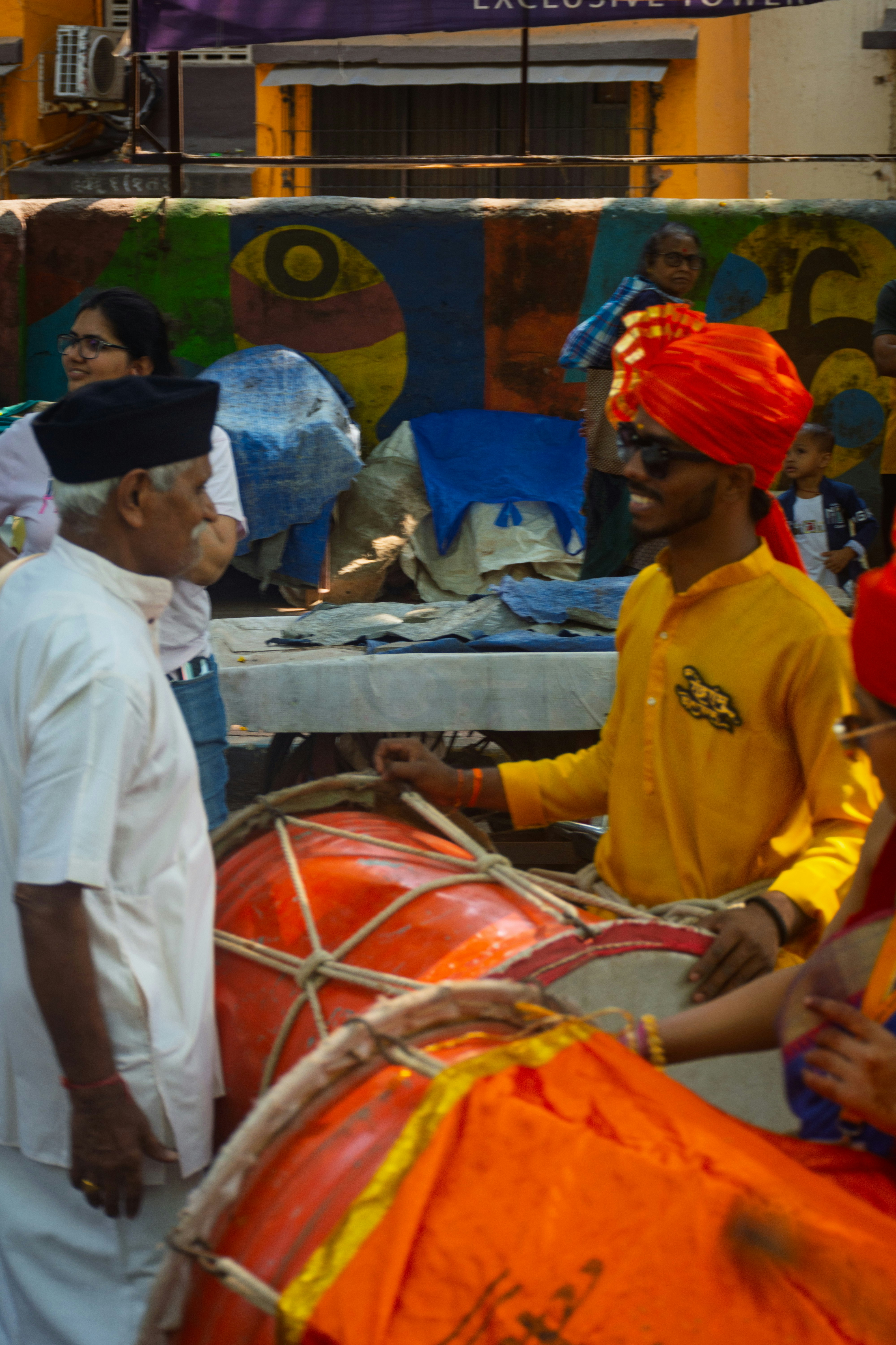 Hombres tocando tambores grandes en un evento al aire libre