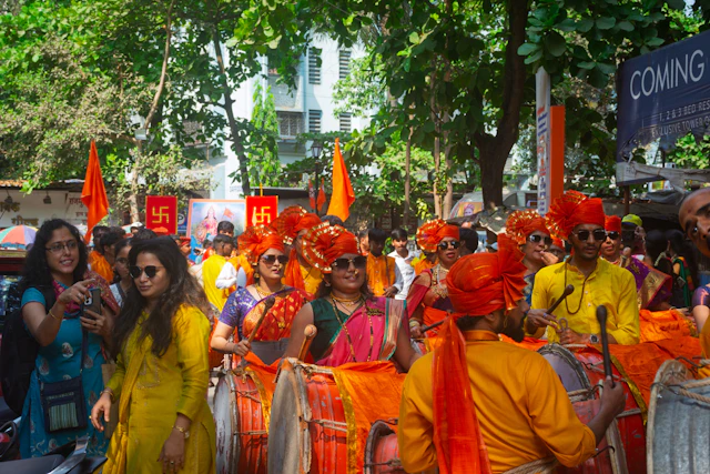 Personas participando en una procesión cultural tradicional