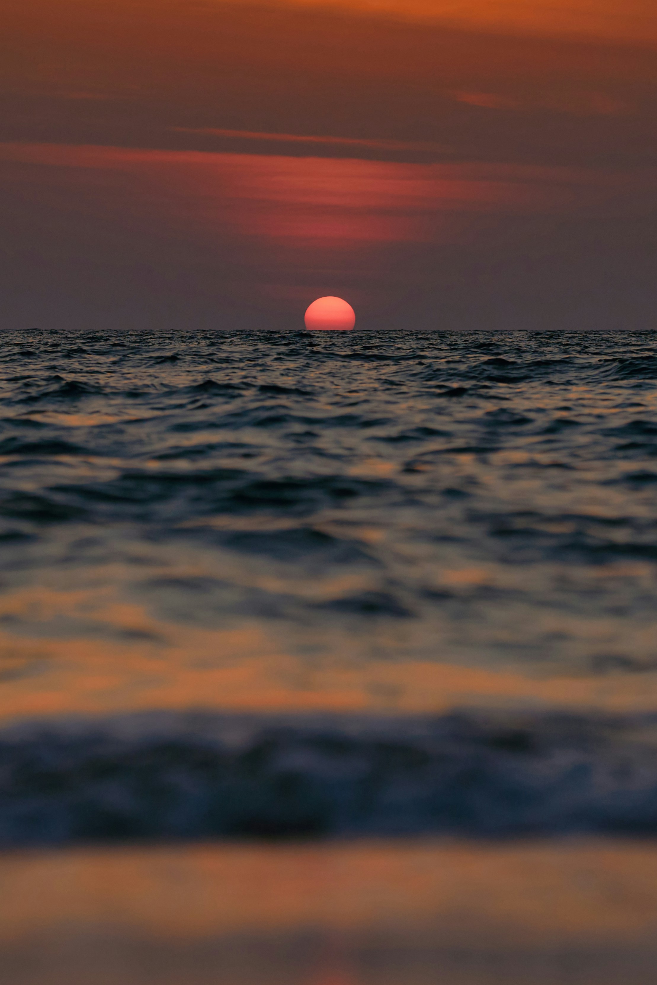 Ein lebendiger Sonnenuntergang über dem Horizont des Meeres.