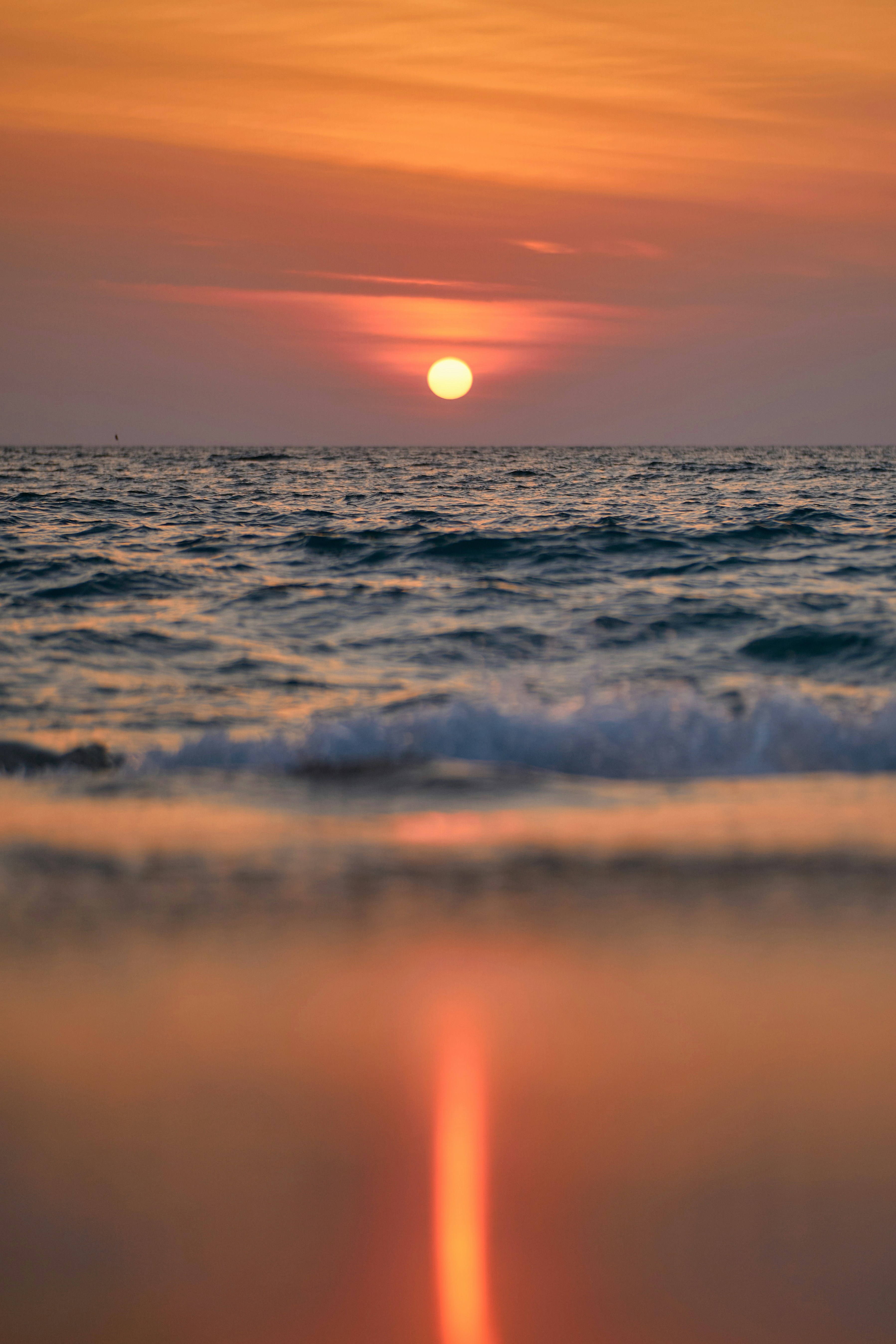 Sonnenuntergang über einem ruhigen Ozean