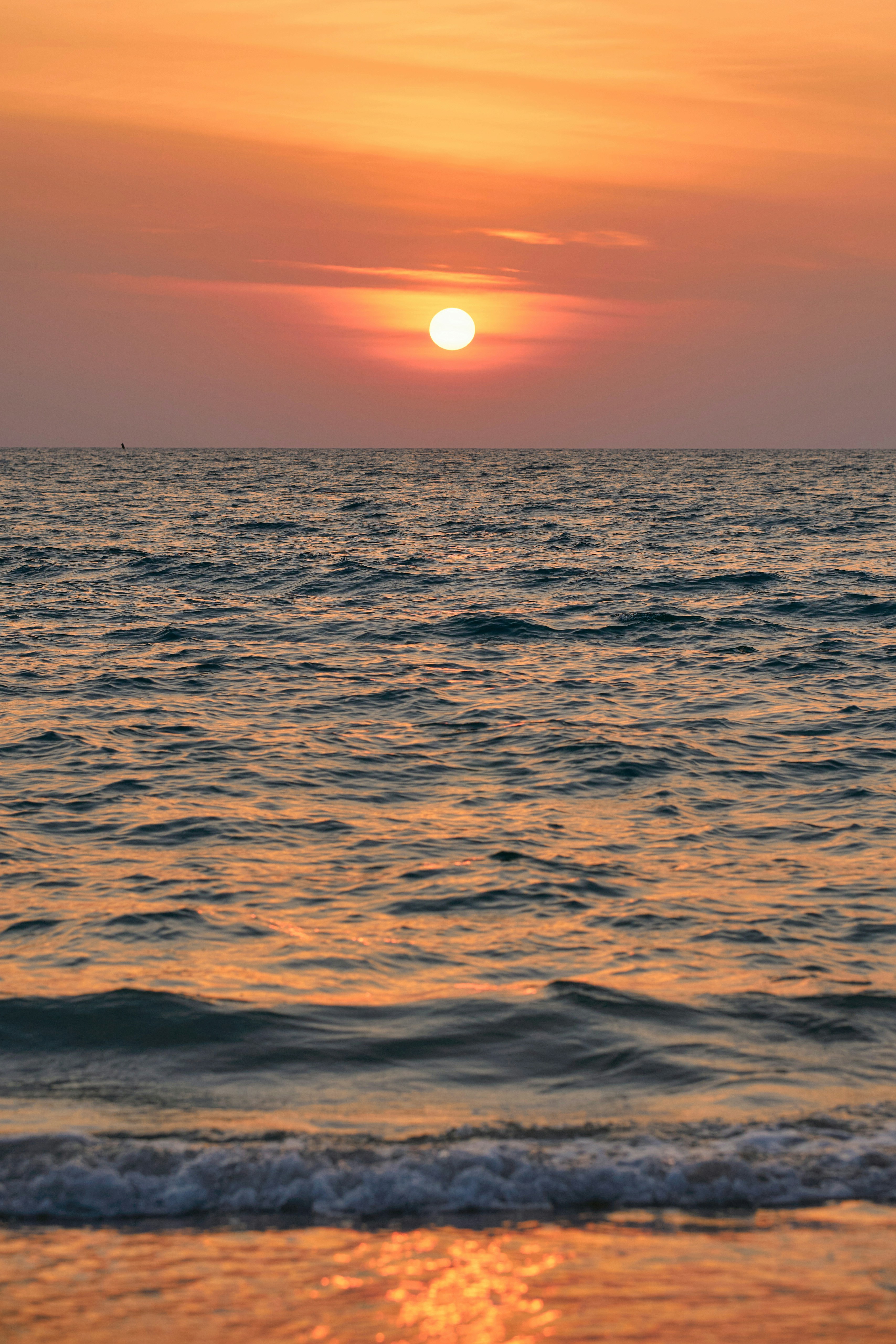 Sonnenuntergang über einem ruhigen Ozean