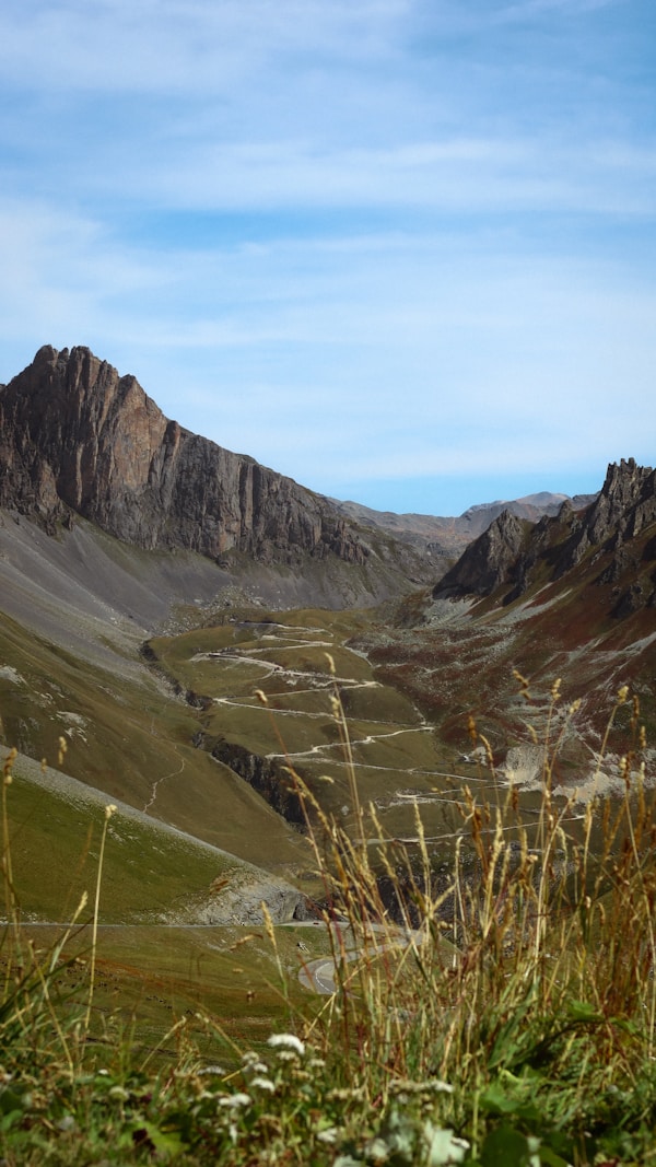 Route de montagne sinueuse à travers la vallée, Route des Grandes Alpes