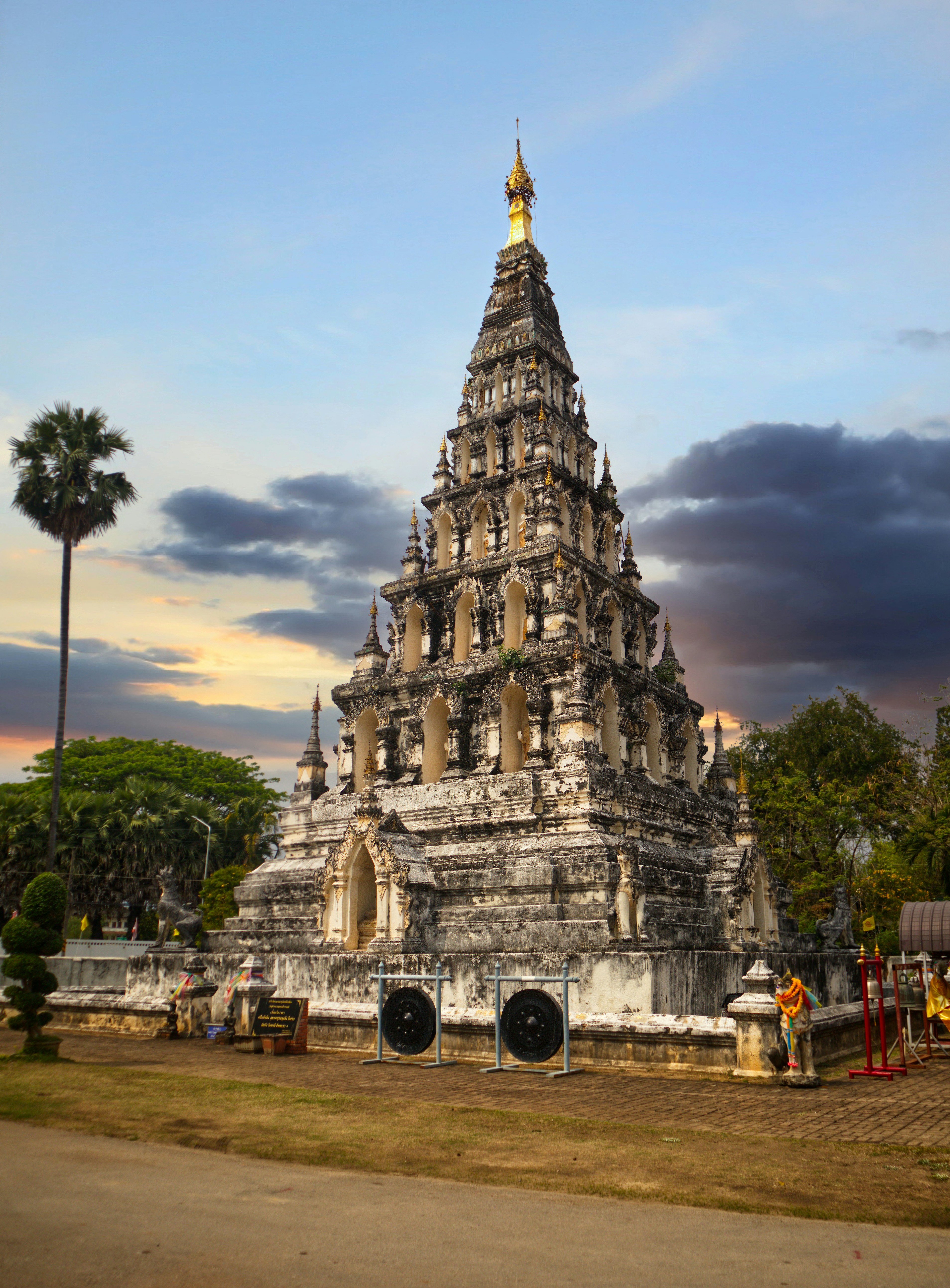 夕暮れ時の装飾が施された古代の段状寺院構造。