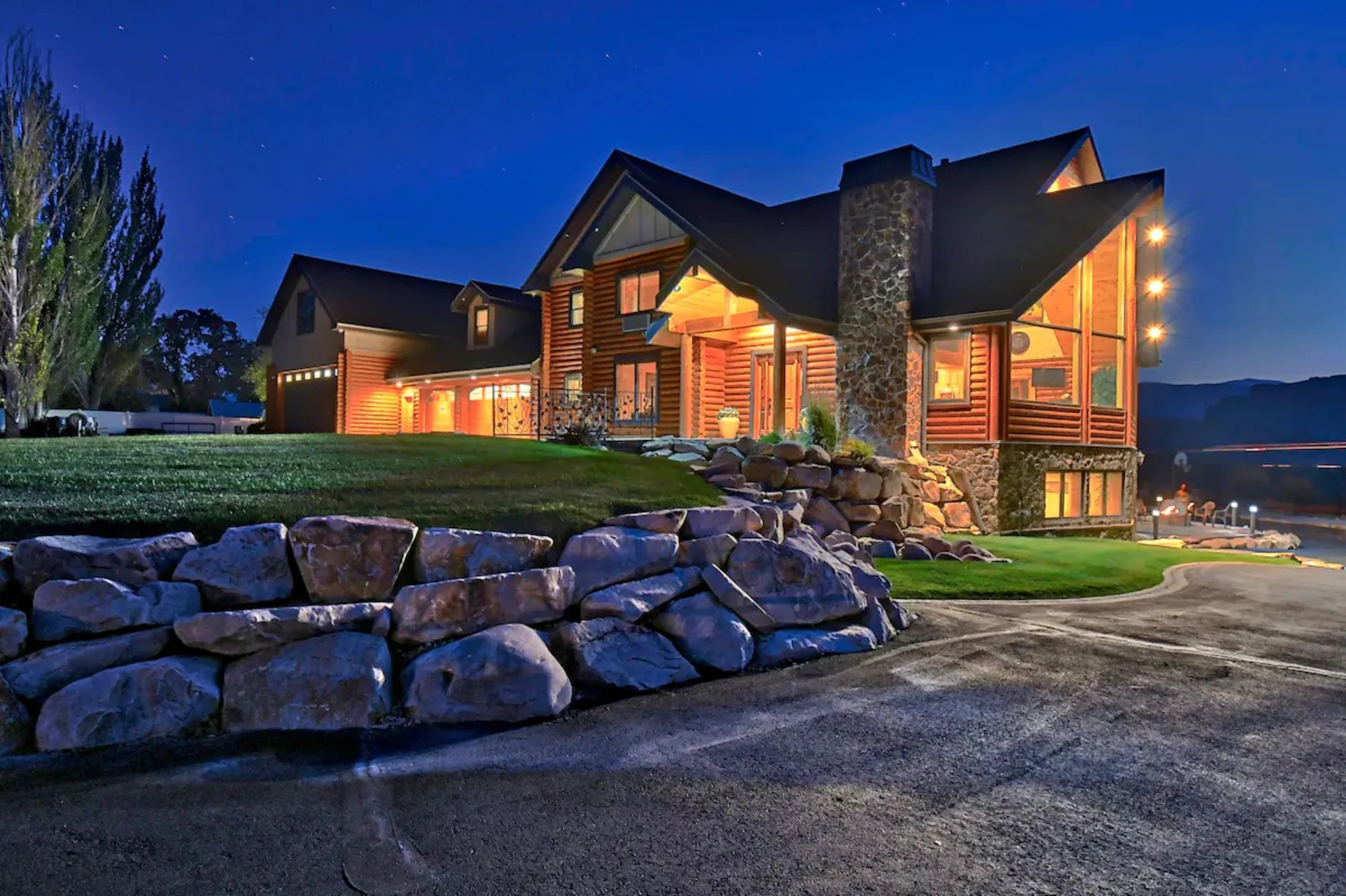 Custom home at dusk built by AcumenCity