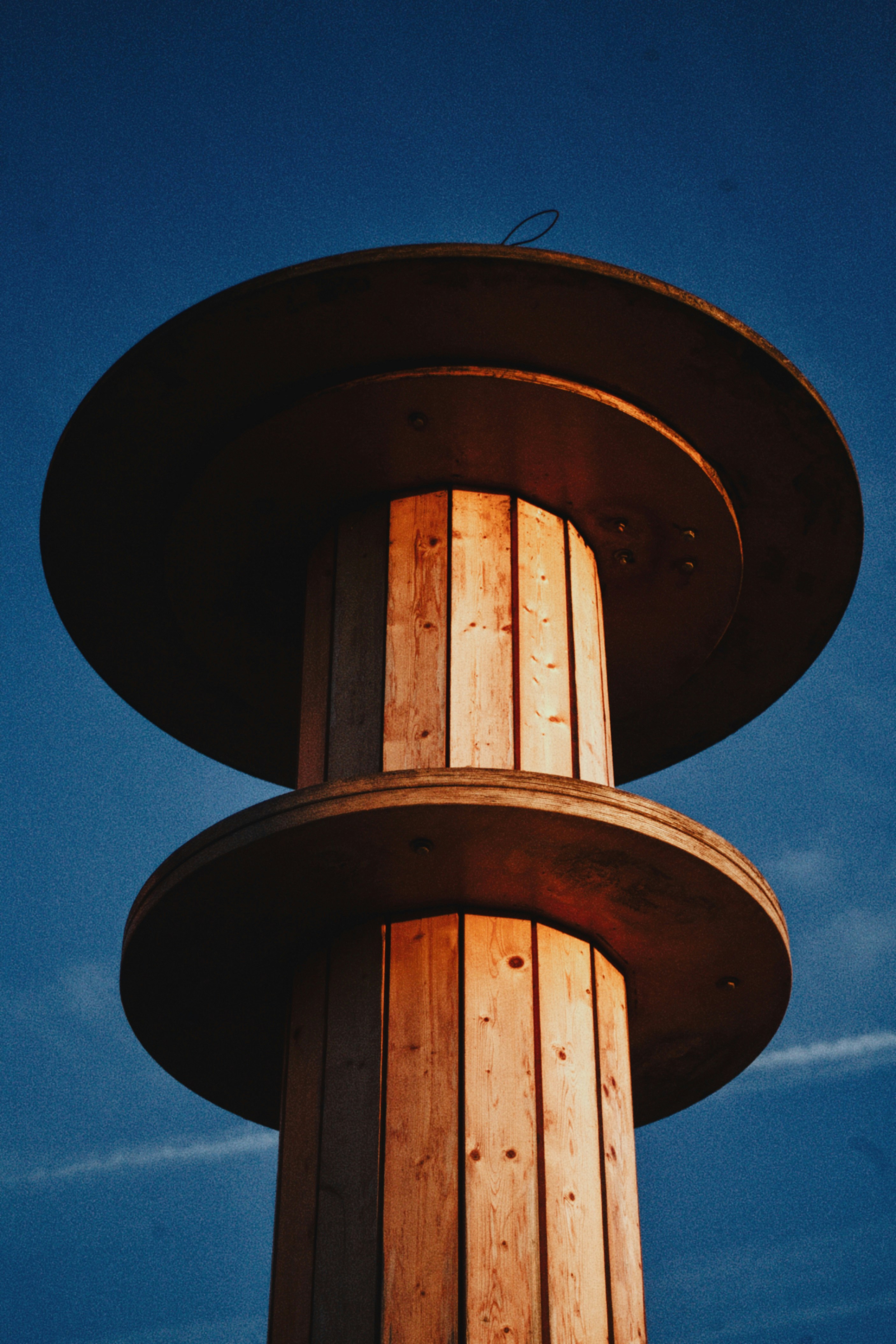 Structure en bois avec plateformes circulaires sur un ciel bleu