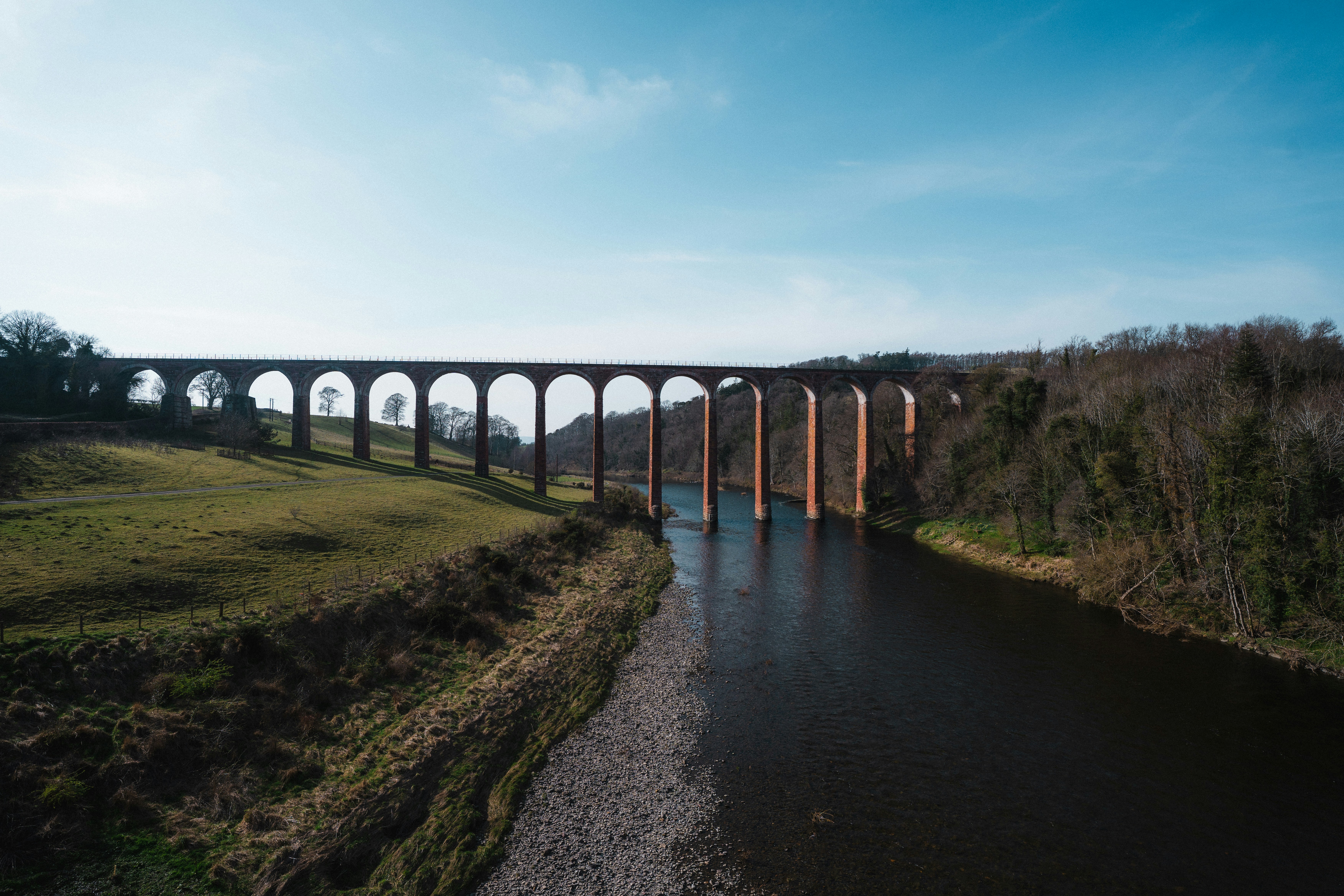 Steiner Viadukt bogen über einen breiten Fluss und ein grasbewachsenes Ufer