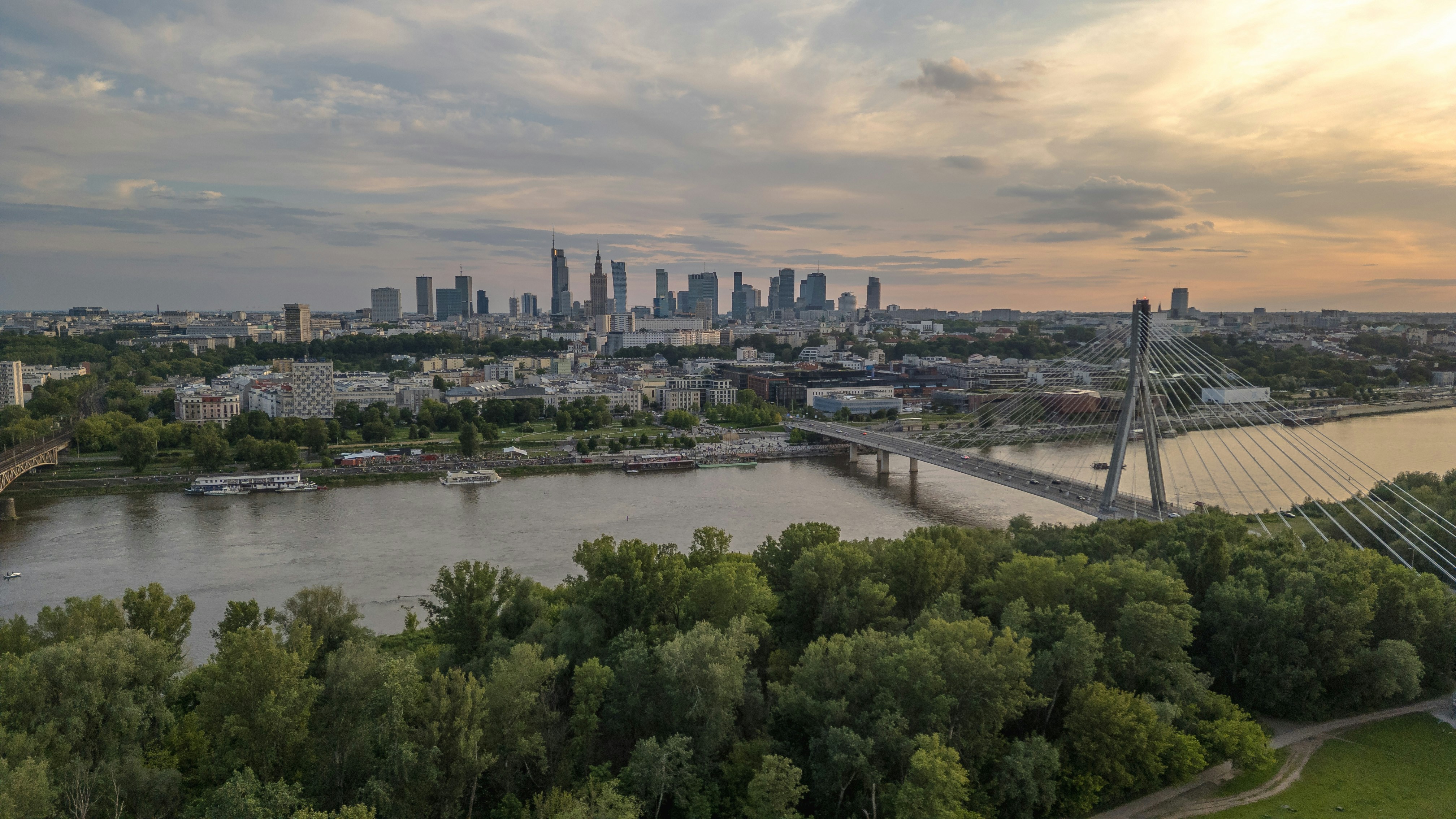 Panorama Warszawy z nowoczesnymi budynkami biurowymi i osiedlami mieszkaniowymi