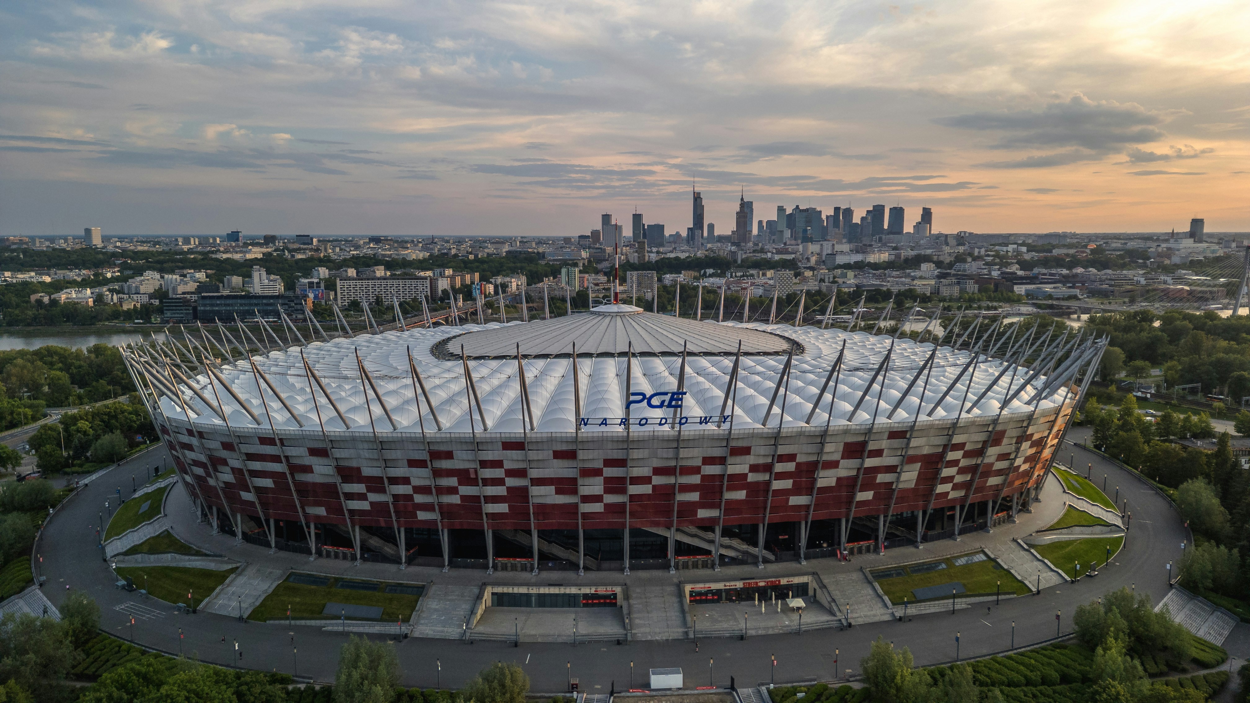Estadio moderno con el perfil urbano de fondo