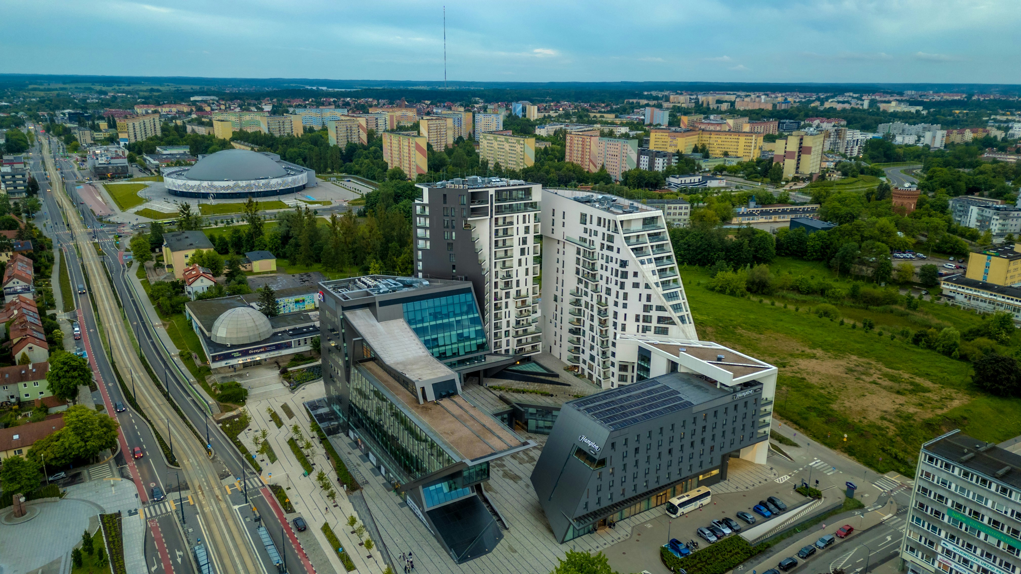 Edificios modernos y paisaje urbano con vías de tren