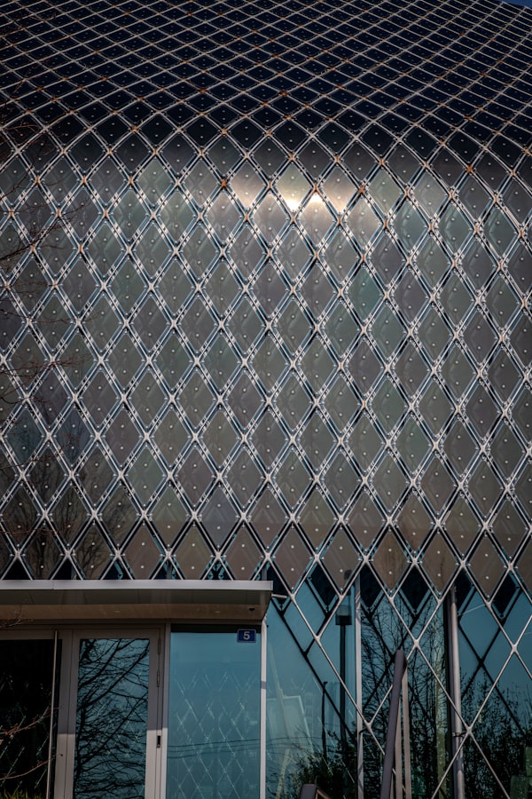 Geometrische Gebäudefassade mit Solarpaneelen