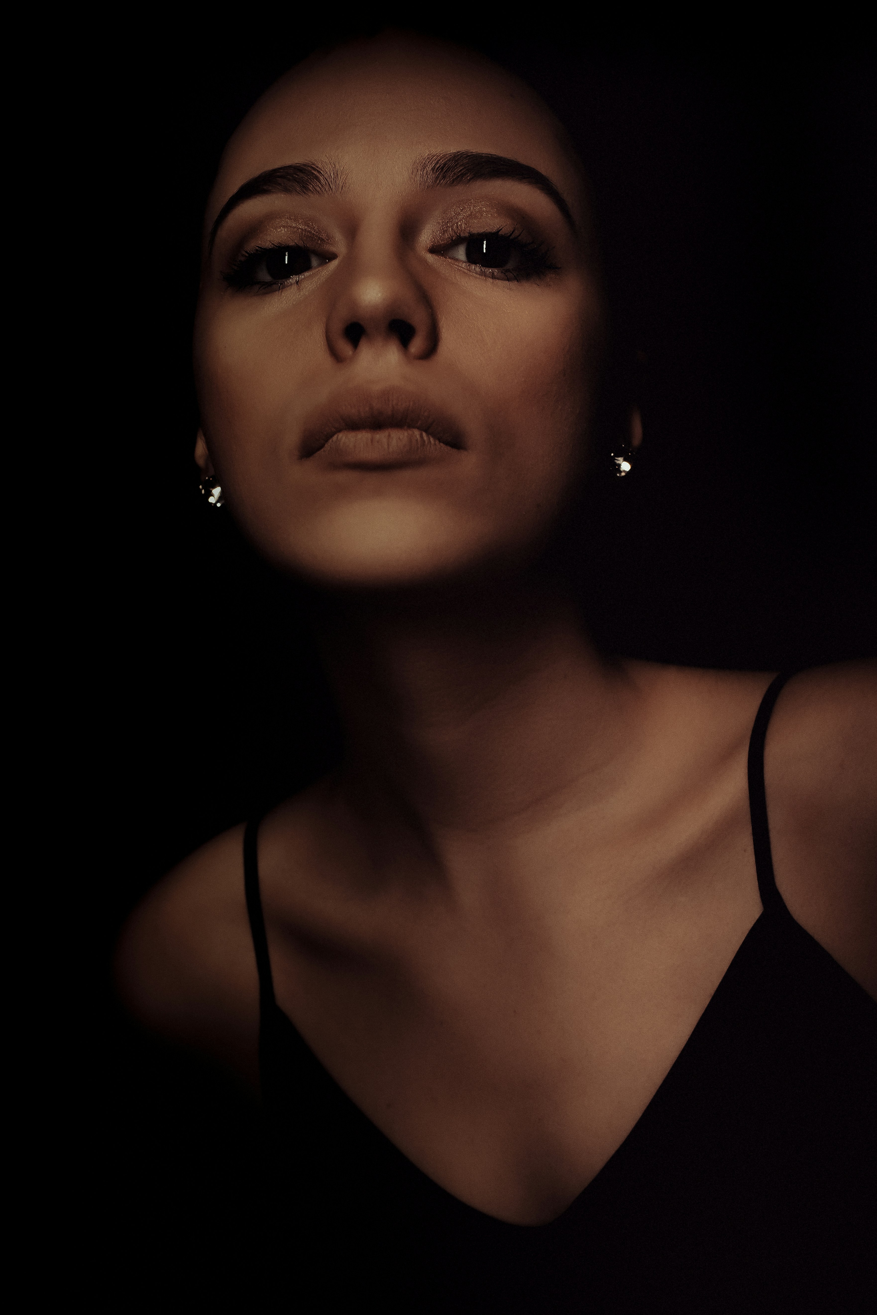 Eine Nahaufnahme des Gesichts einer Frau mit dramatischem Licht