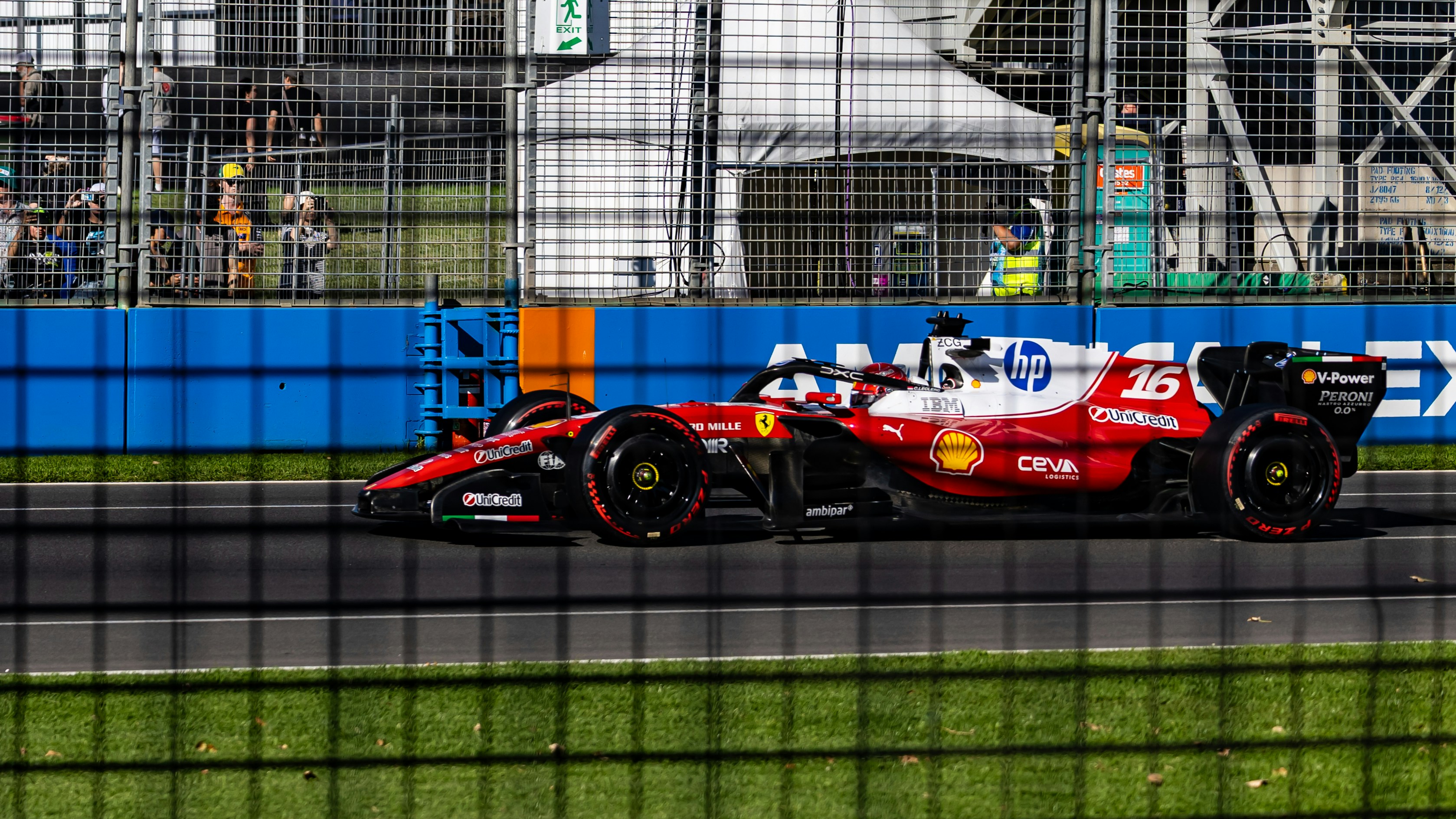 Un coche de carreras rojo de Fórmula 1 conduce en una pista.