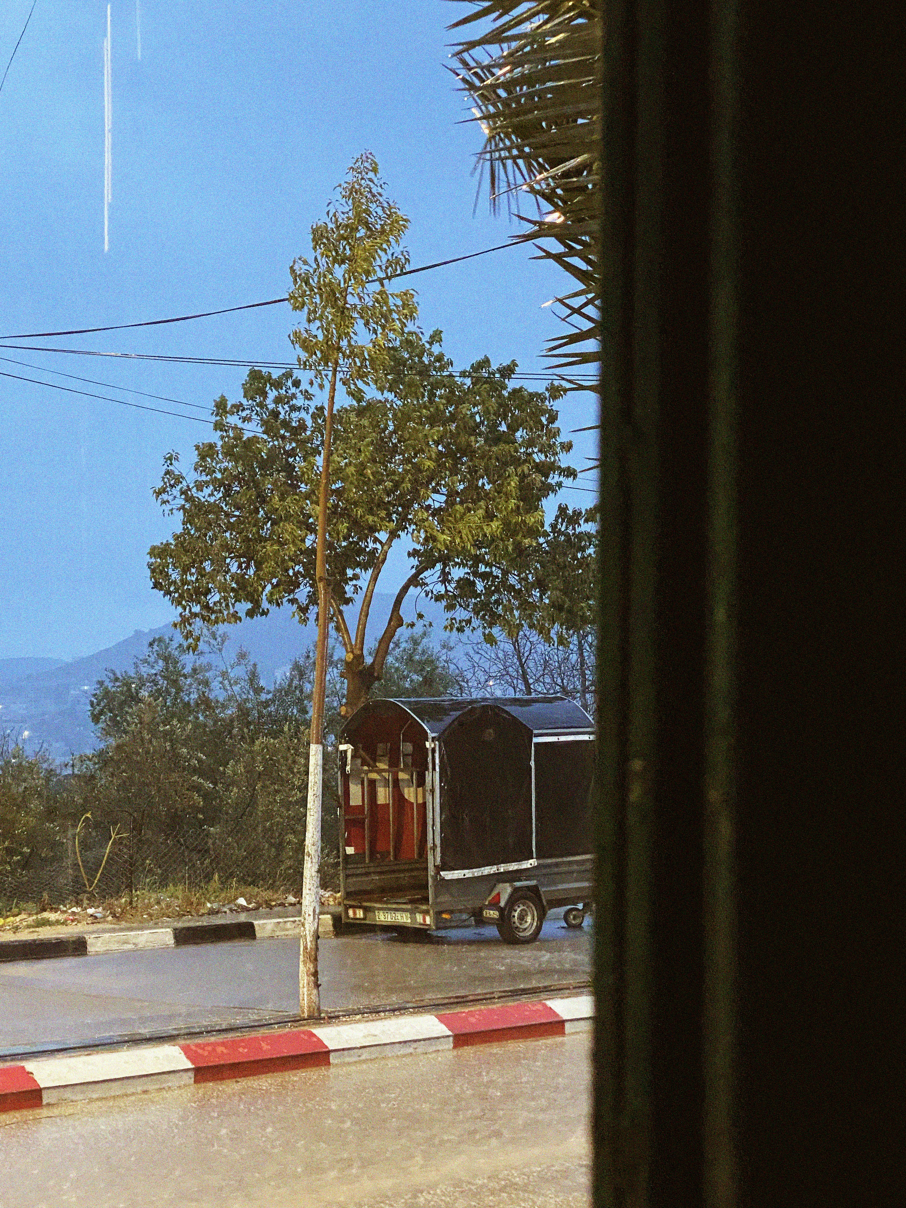 濡れた道路でガスシリンダーを積むトレーラー