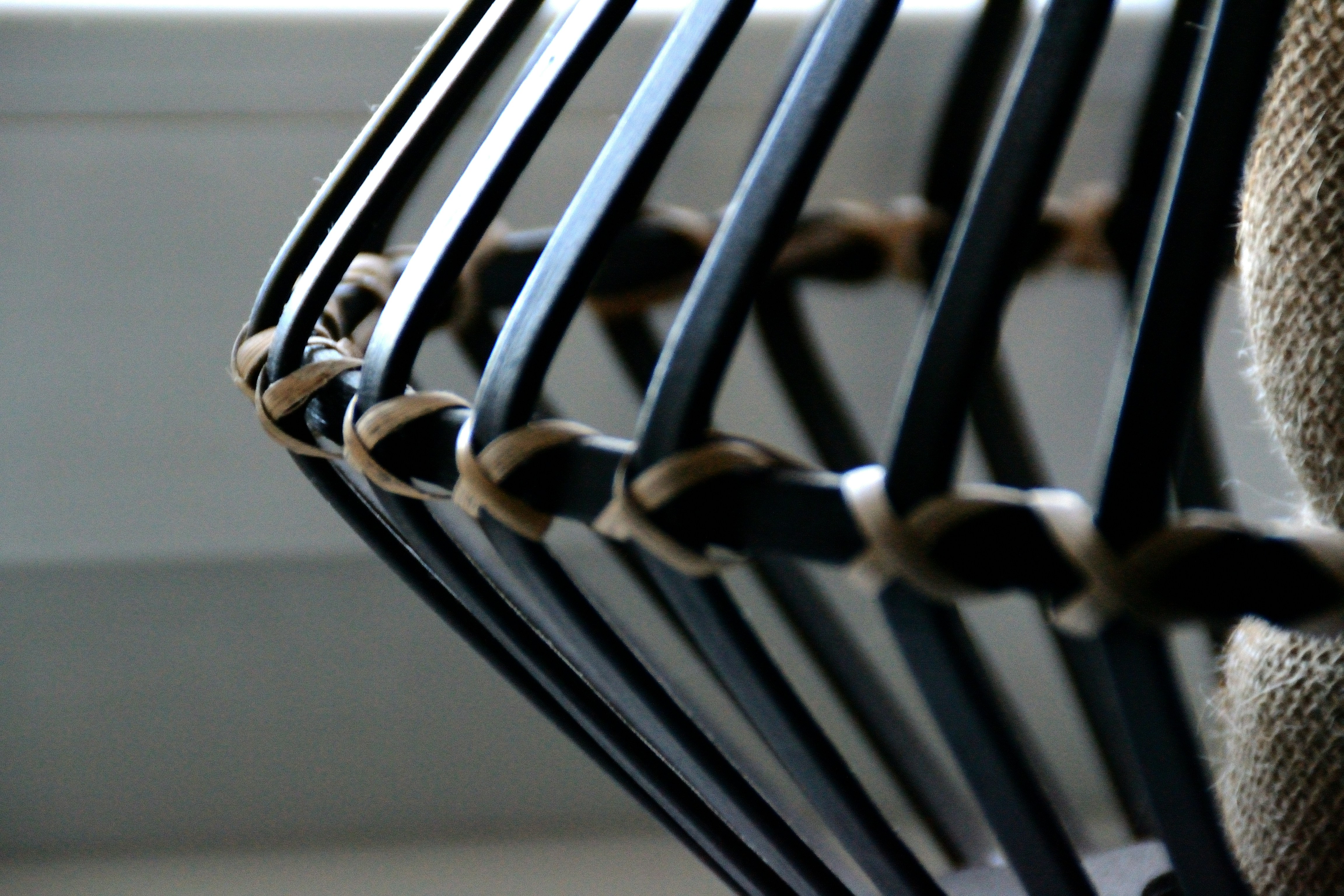 Primer plano de una cesta tejida con marco oscuro