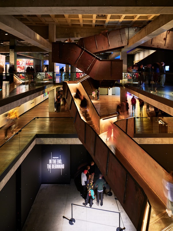 Interno di museo contemporaneo con percorsi espositivi