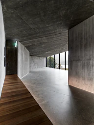 Seamless concrete-style interior floor finish for a modern renovation