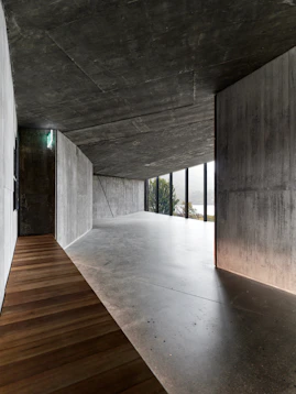 Seamless concrete-style interior floor finish for a modern renovation