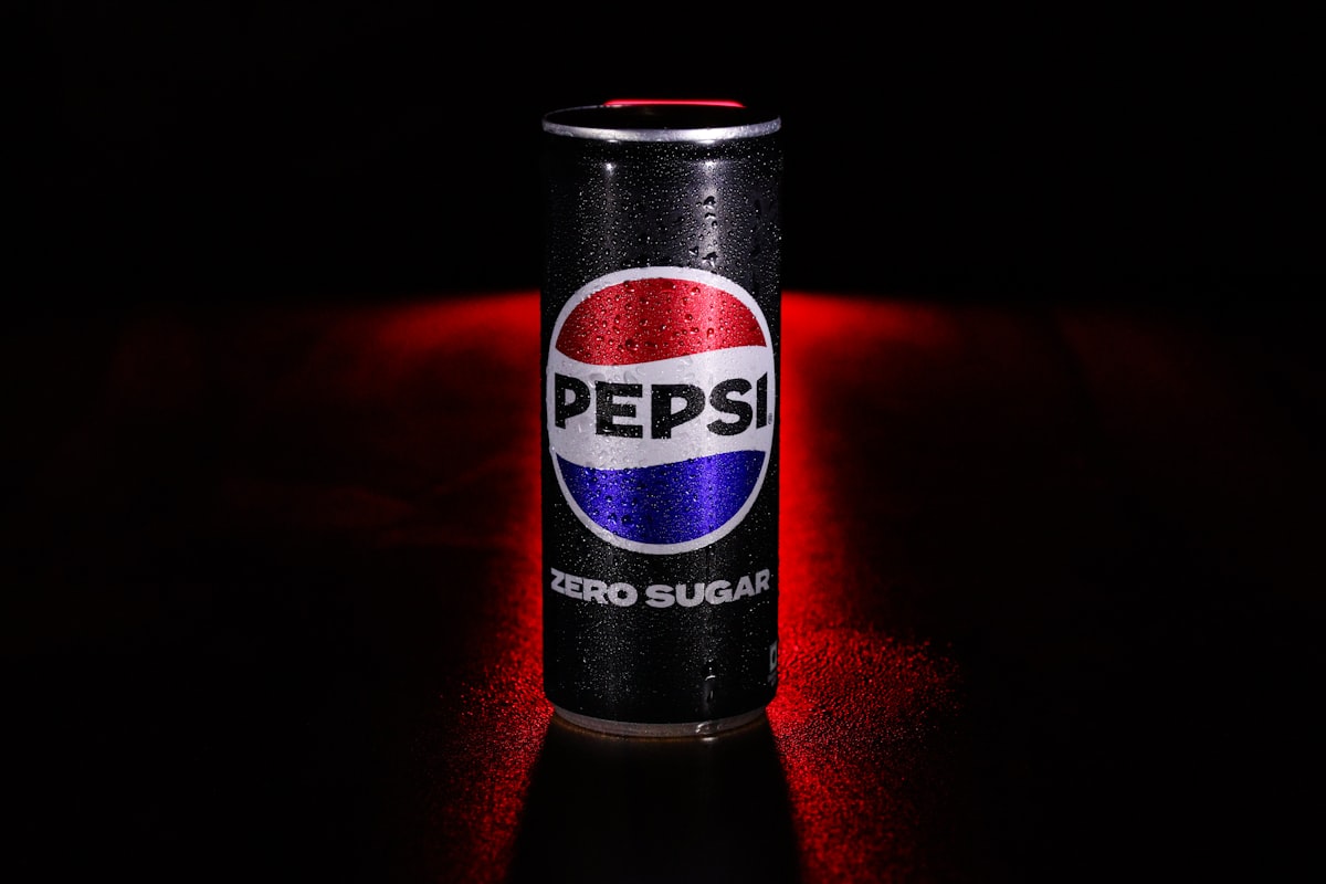 붉은 조명 아래 놓인 제로 슈가 탄산음료 캔