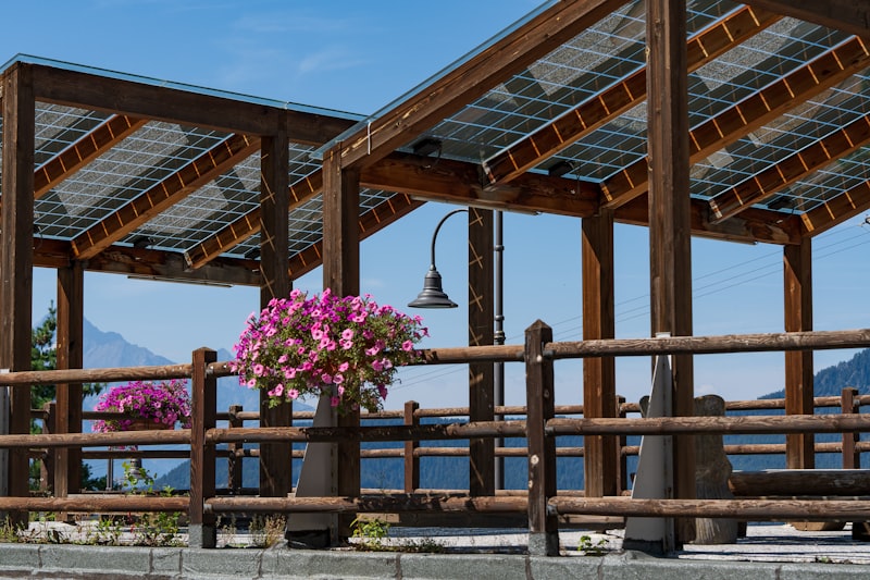 Pergola solaire en bois avec panneaux photovoltaïques intégrés — structure bioclimatique installée par Éco Climat Concept