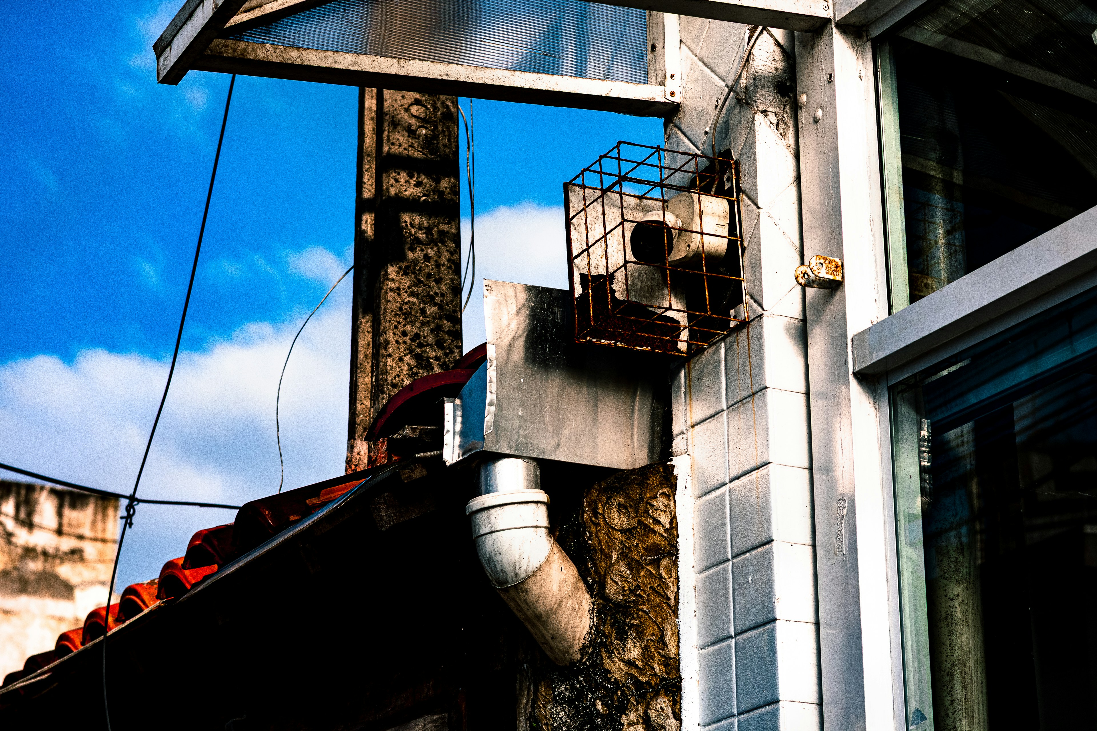 Pożar elewacji wrocławskiego aquaparku. Strażacy szybko interweniowali