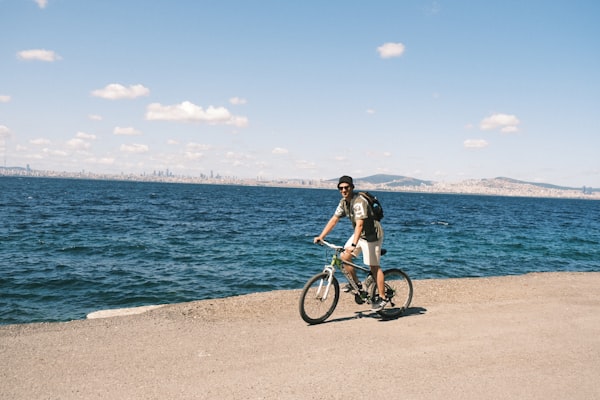 Radfahrer fährt nahe dem Meer entlang
