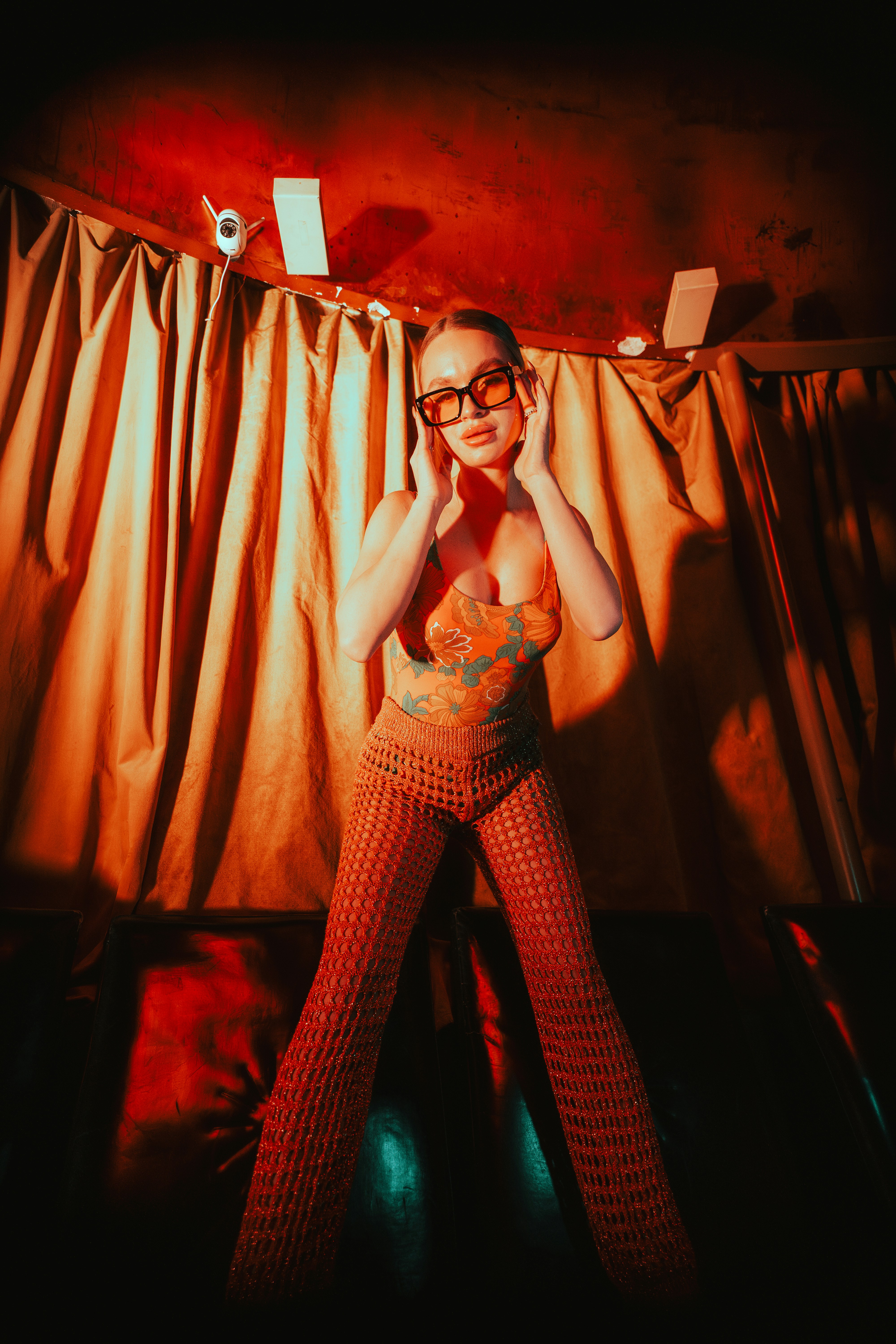 Mujer con ropa retro ajustándose las gafas