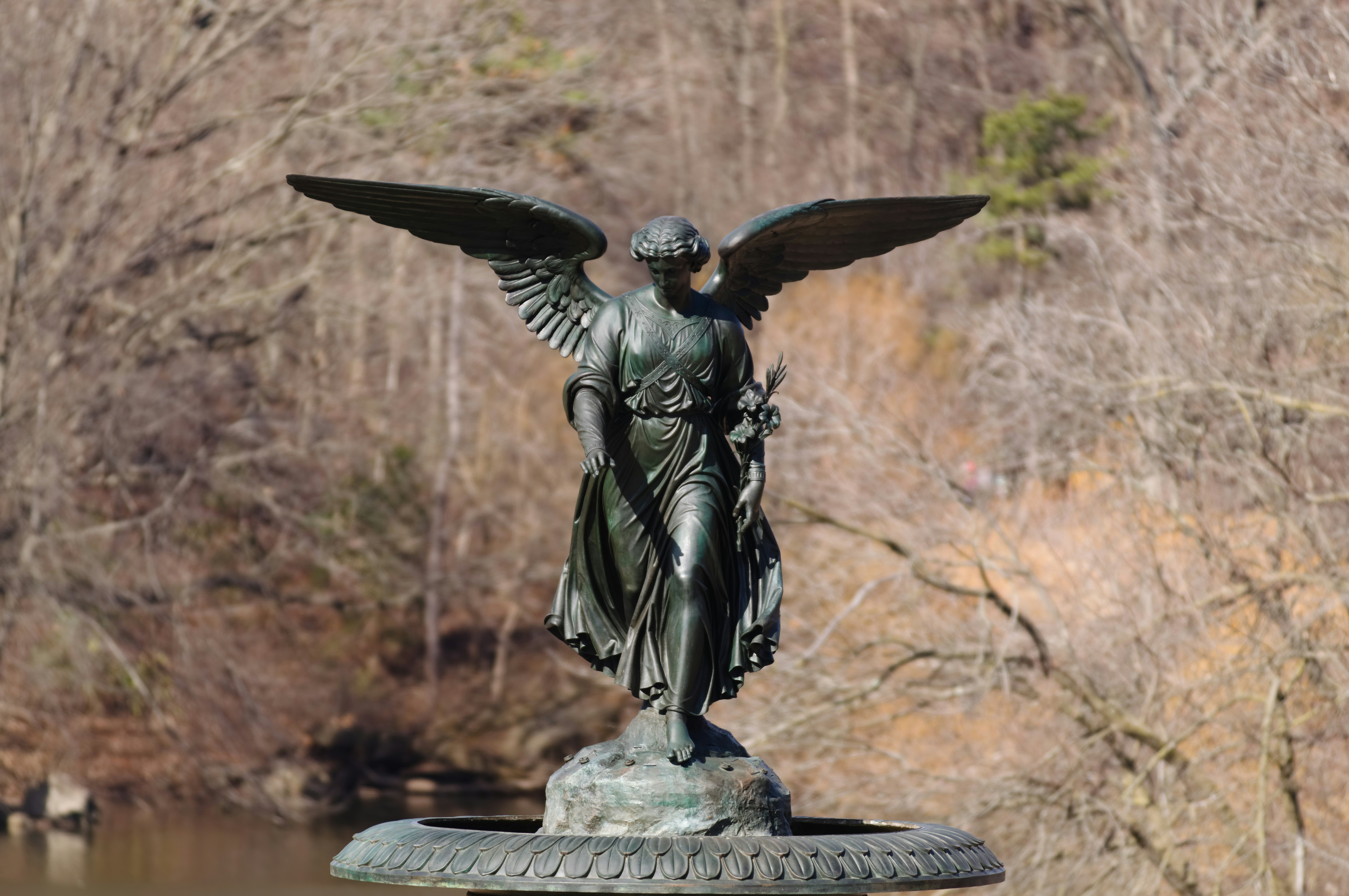 Statue d’ange en bronze avec des ailes déployées largement