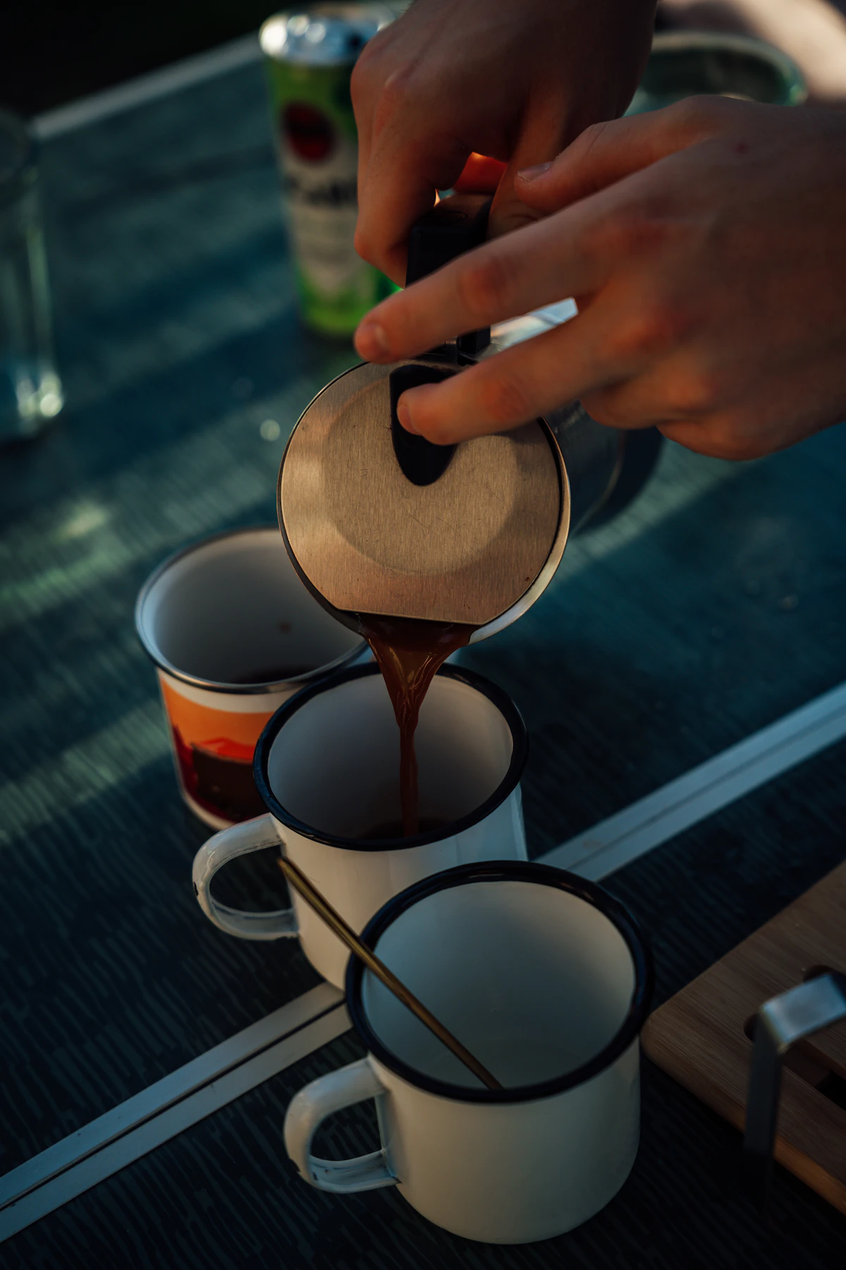 Kaffee wird morgens beim Camping draußen zubereitet