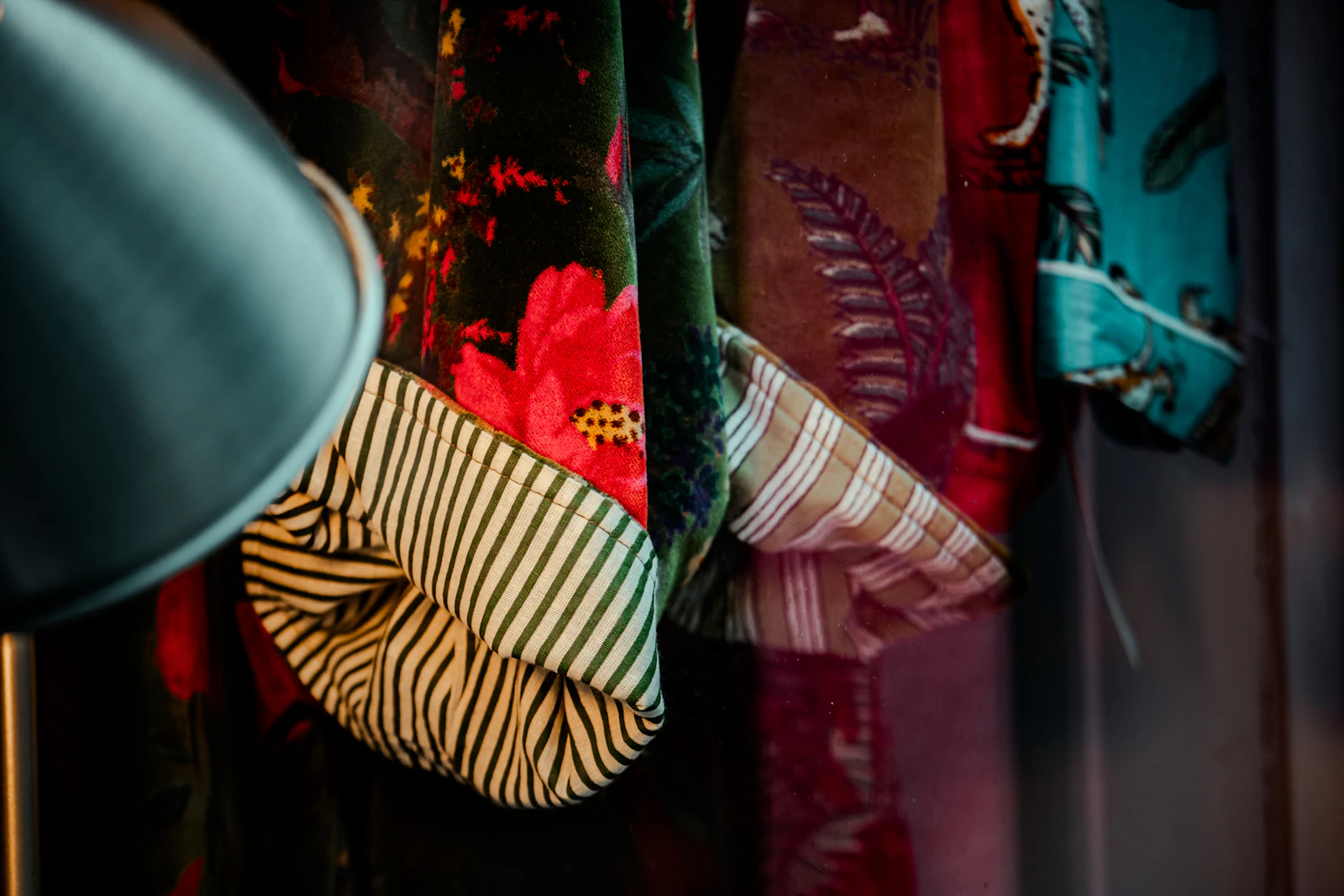 Como a direção do fio (grainline) afeta o caimento e a durabilidade da roupa
