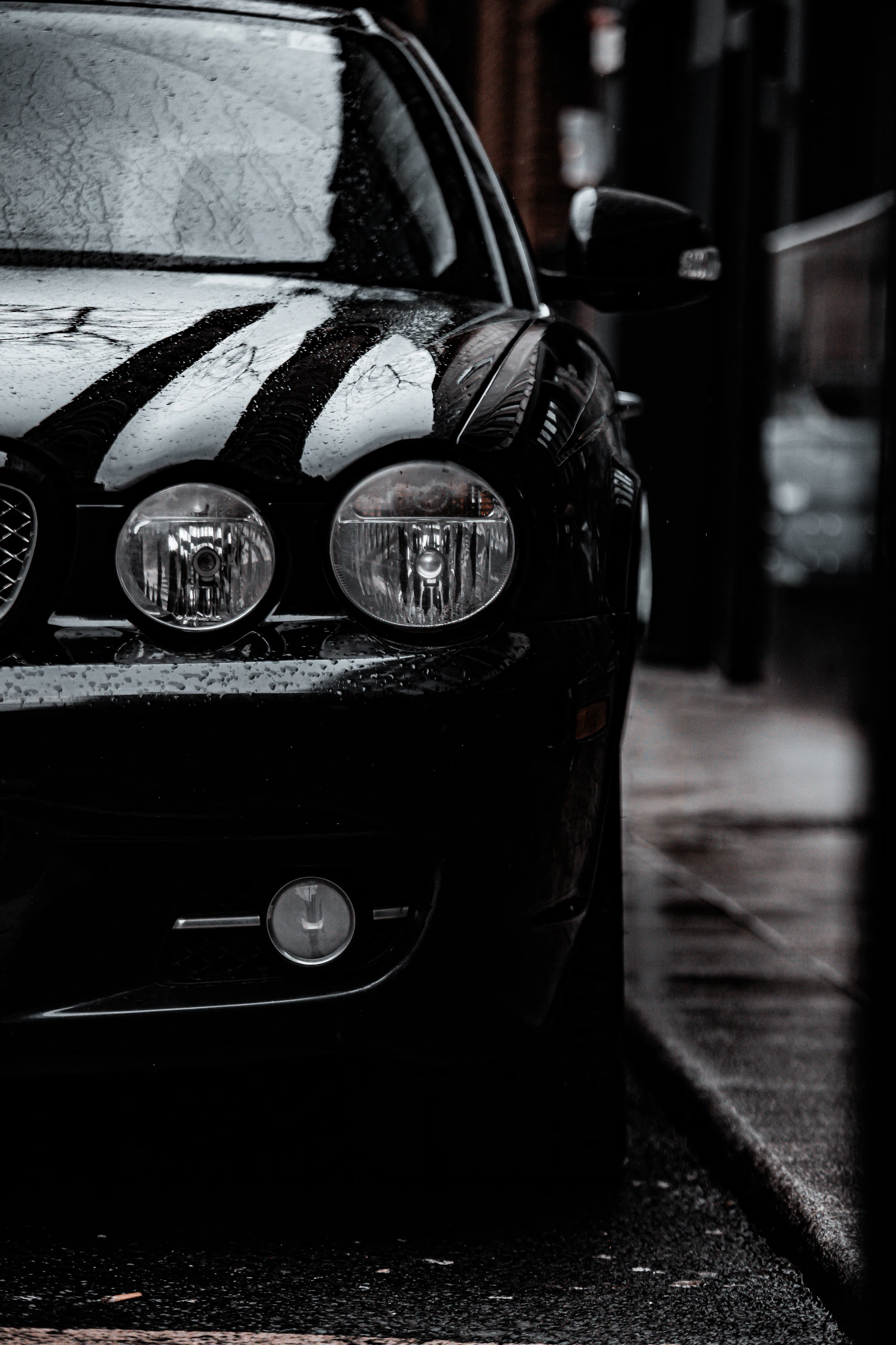 Berline noire de prestige la nuit, transport VIP à Bruxelles