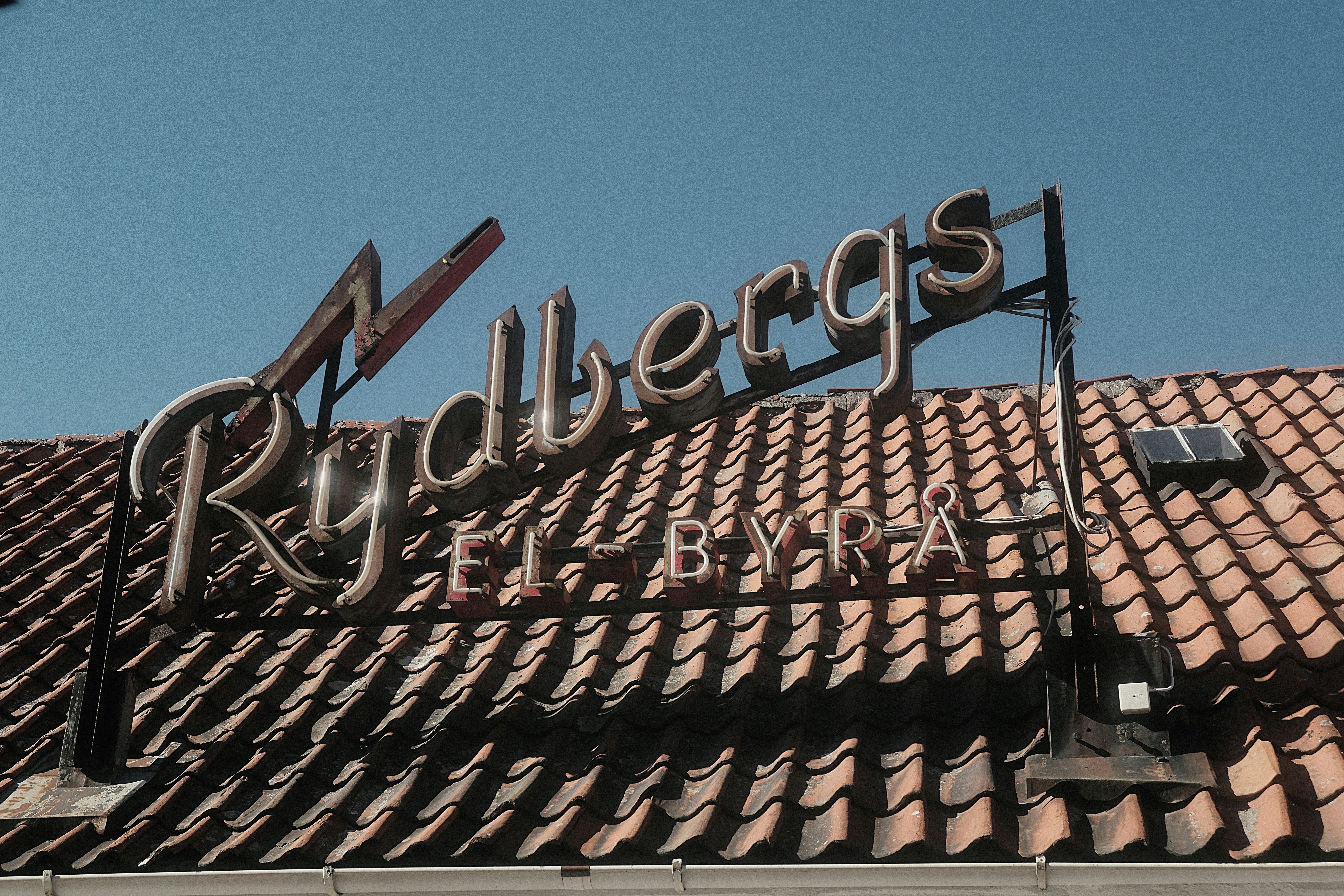 Rydbergs hotel sign on tiled roof