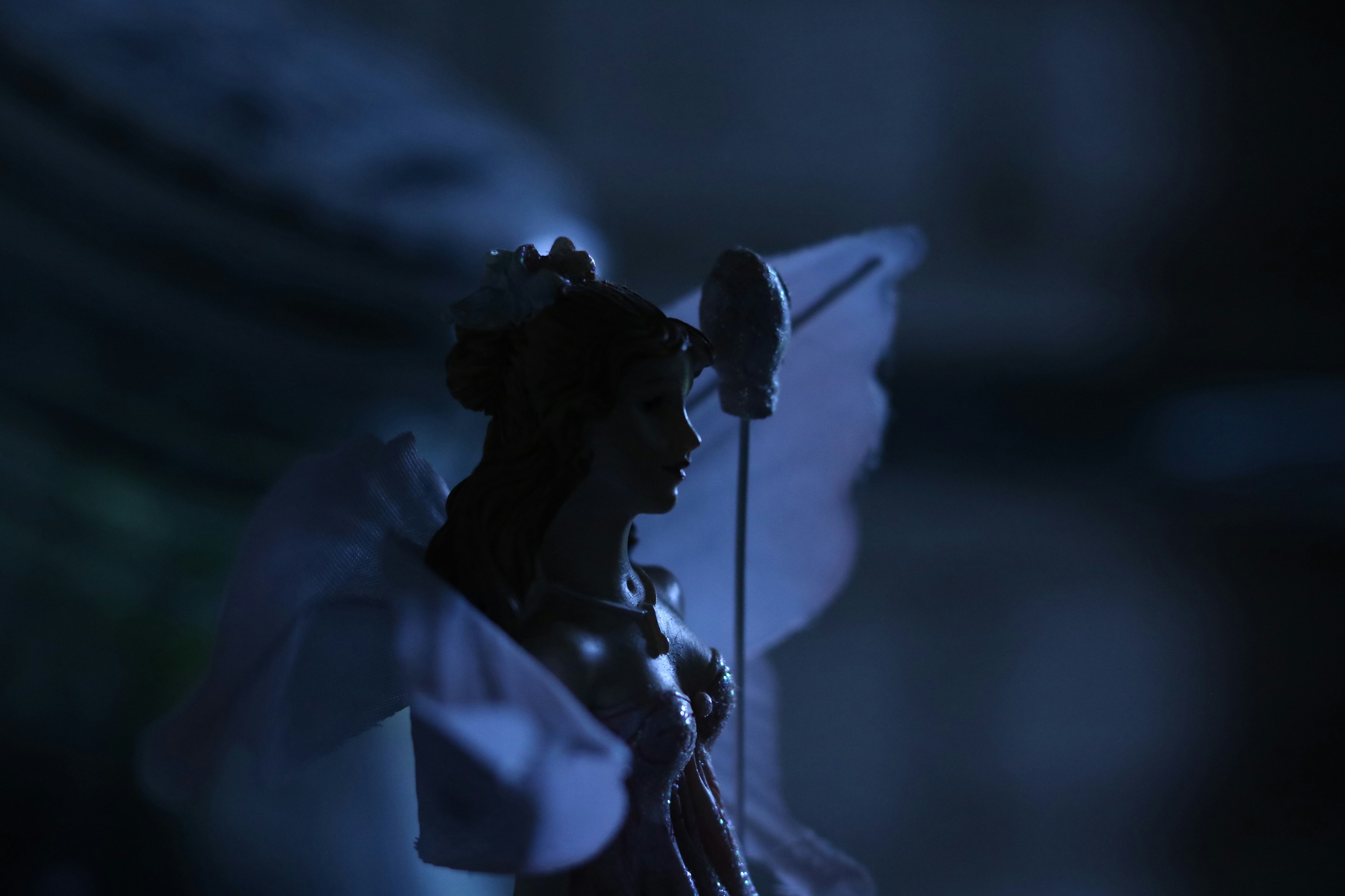 Gros plan d’une figurine de fée aux ailes délicates