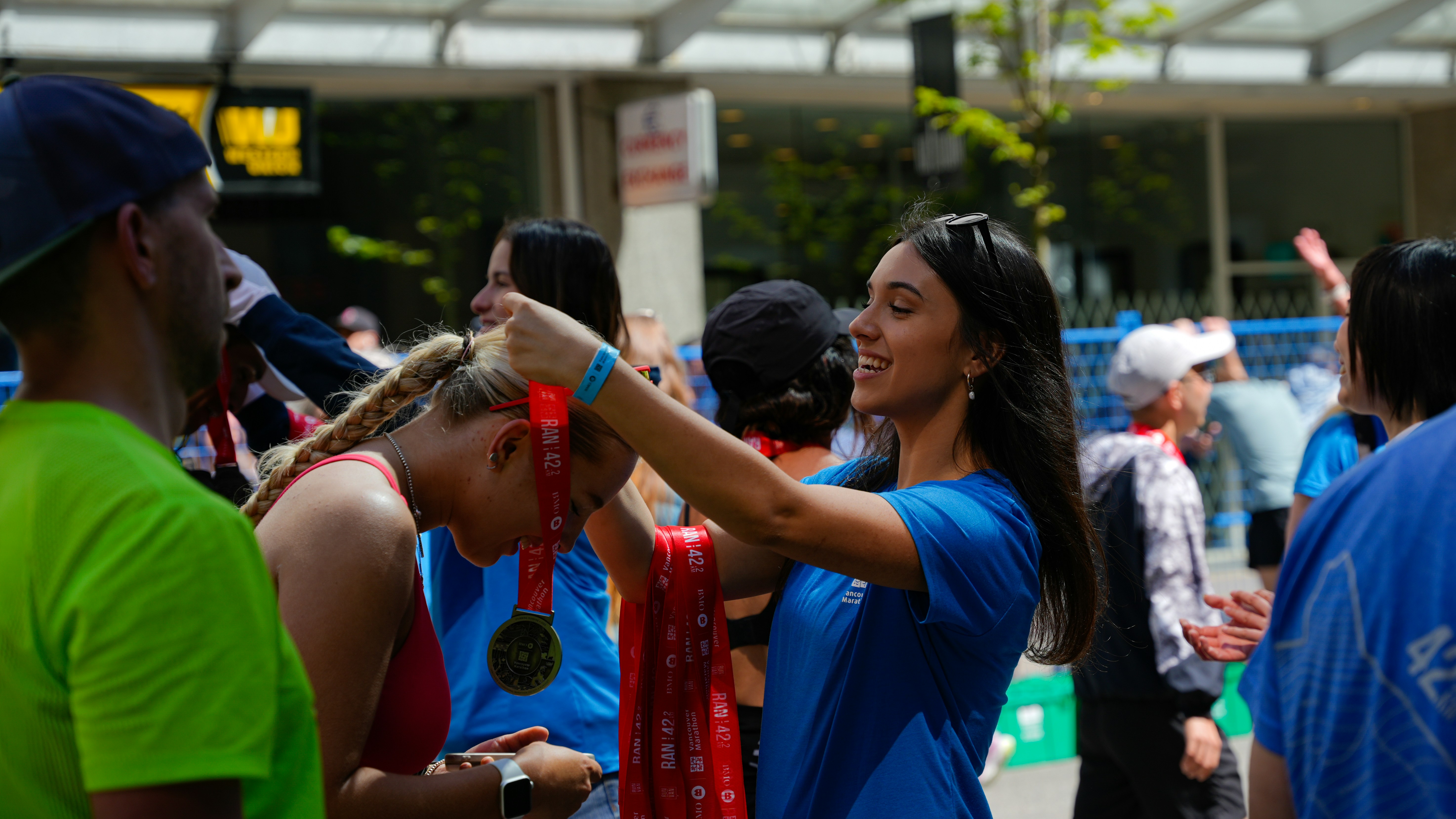 Woman awards medal to runner after race