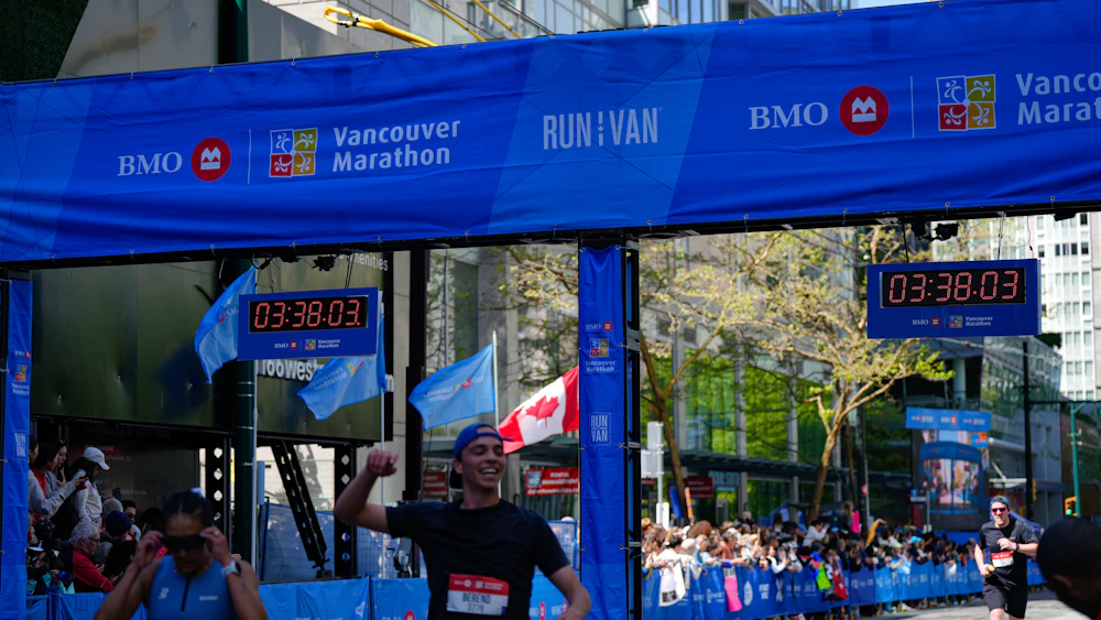 Coureur adulte célébrant son arrivée sur une course sur route