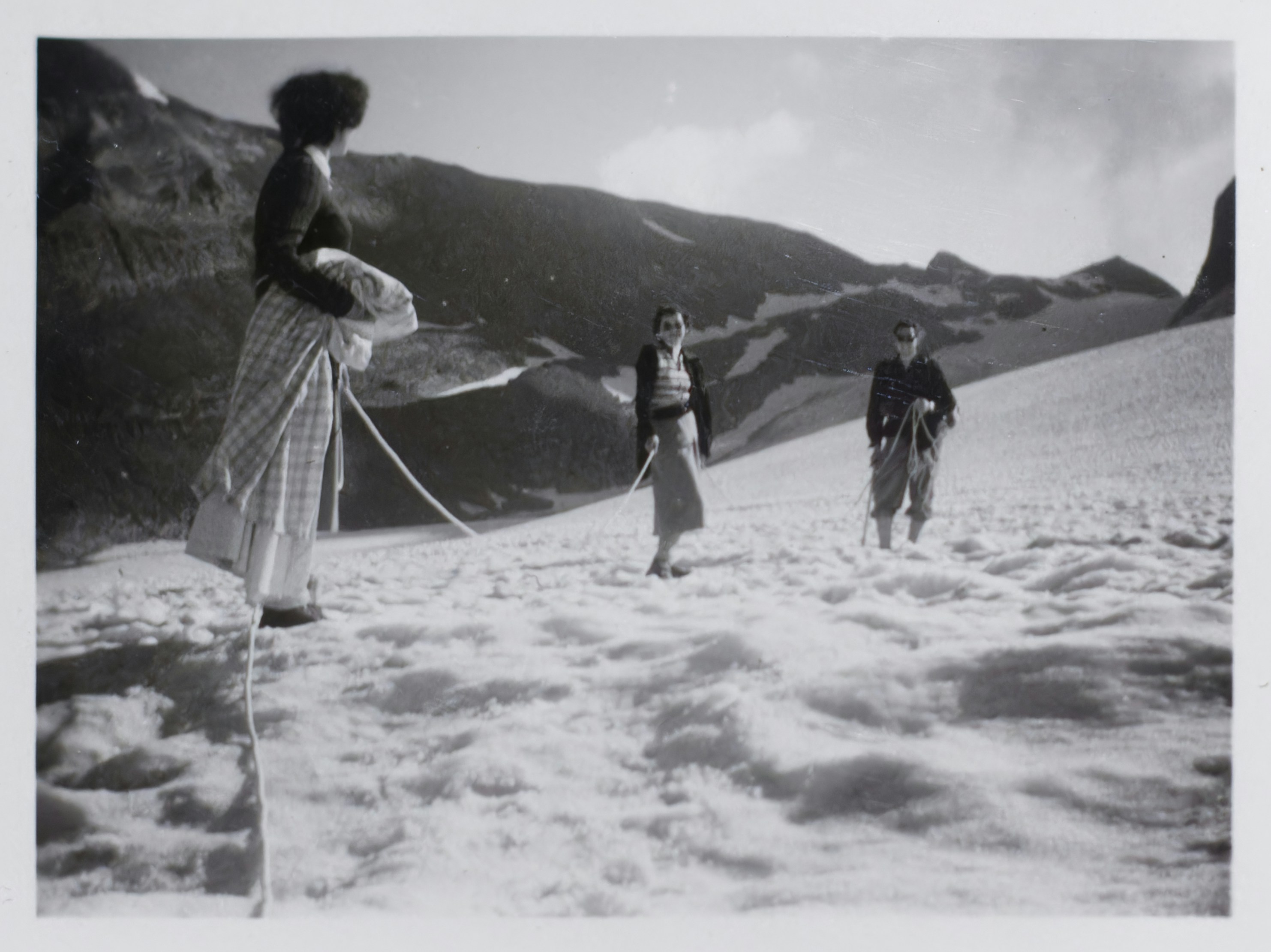 Drei Personen auf einer verschneiten Berglandschaft