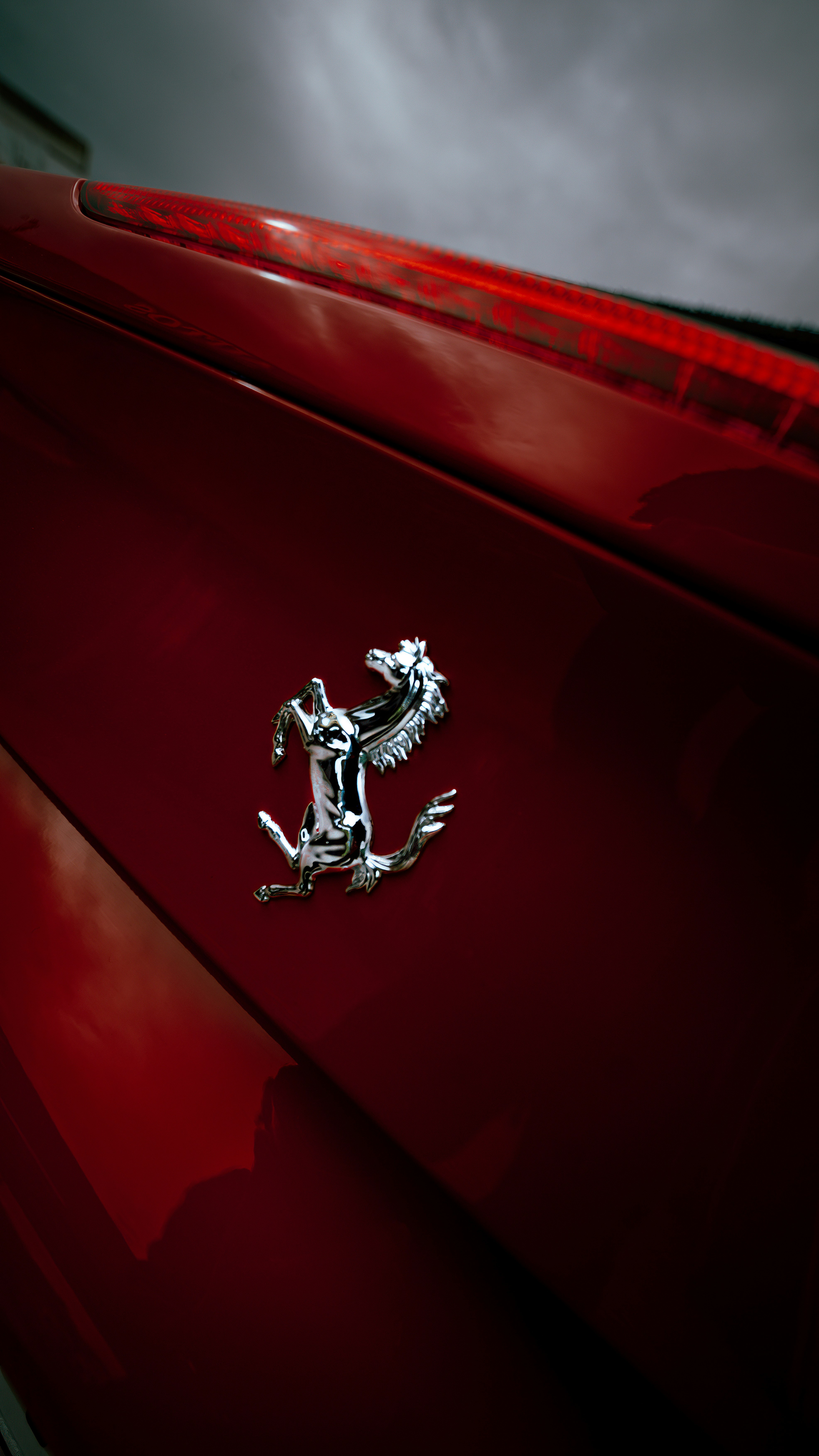 Nahaufnahme eines roten Ferrari-Fahrzeugemblems