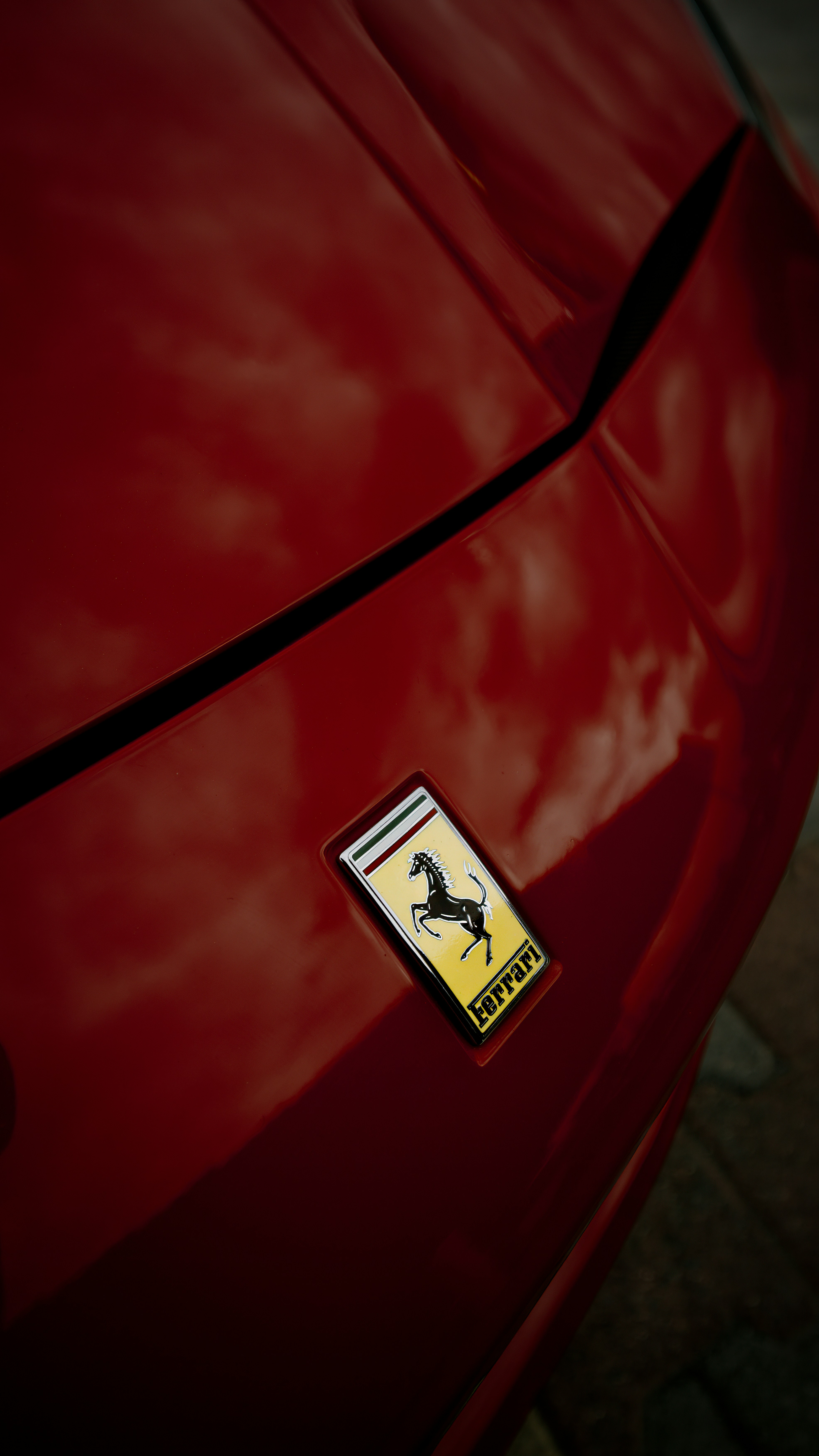 Nahaufnahme eines roten Ferrari-Fahrzeugemblems