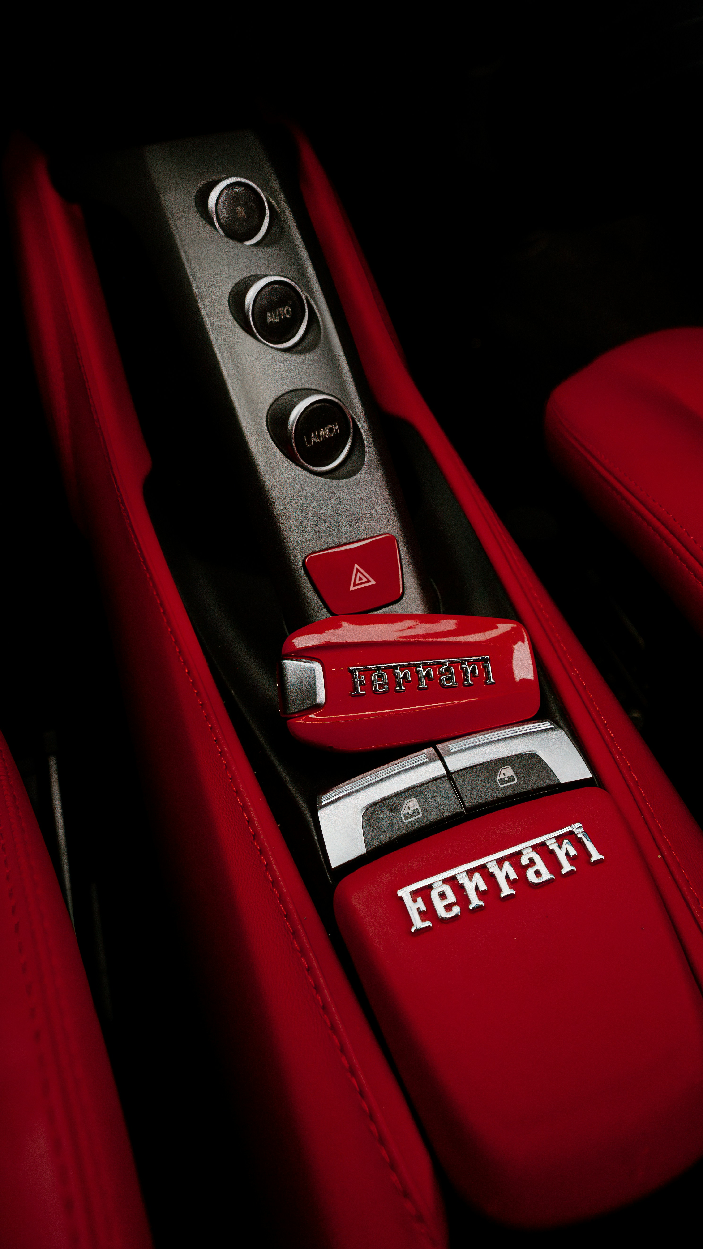 Rotes Ferrari-Interieur mit Autoschlüssel und Knöpfen