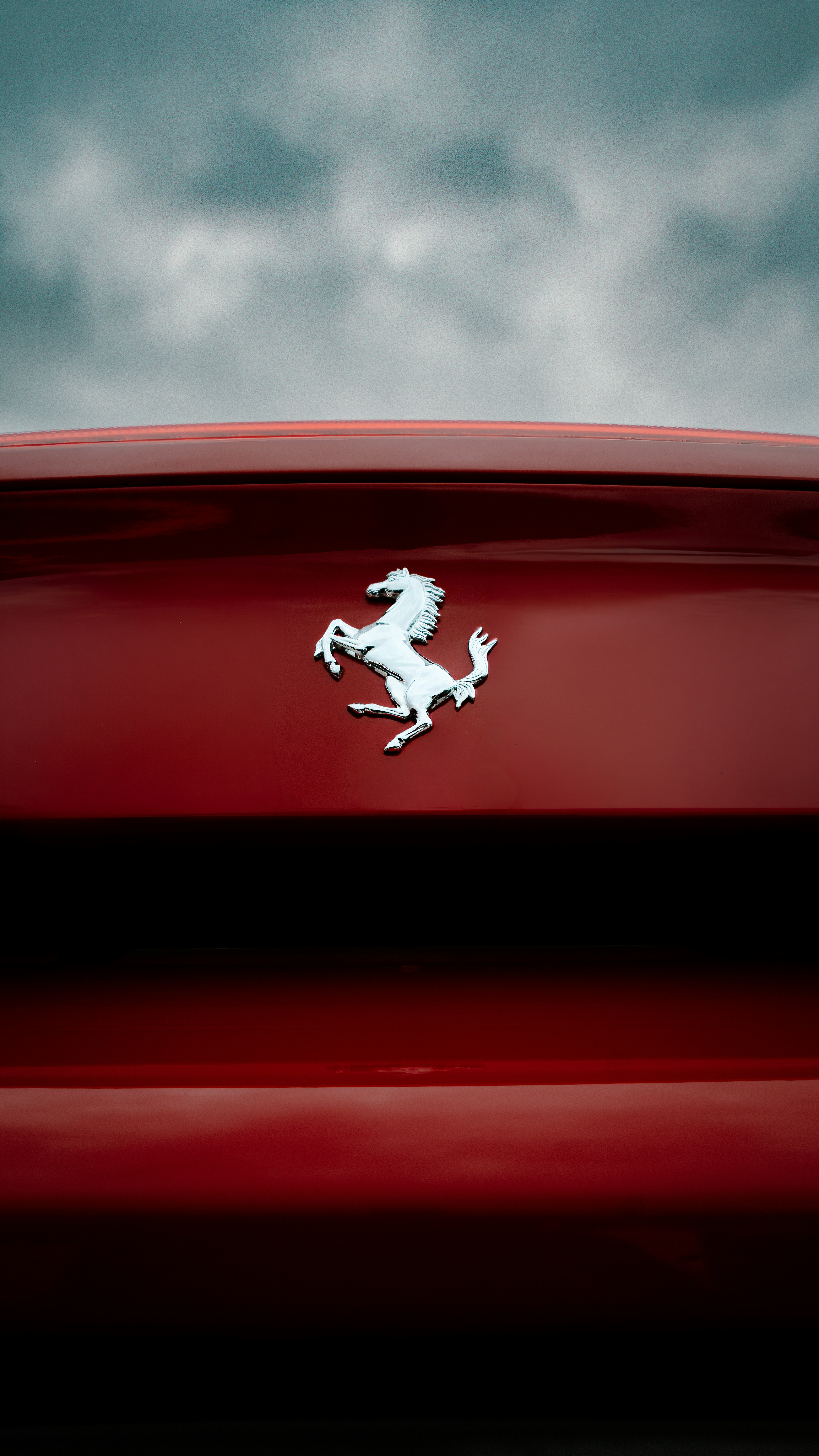 Ferrari-Emblem auf einem roten Auto