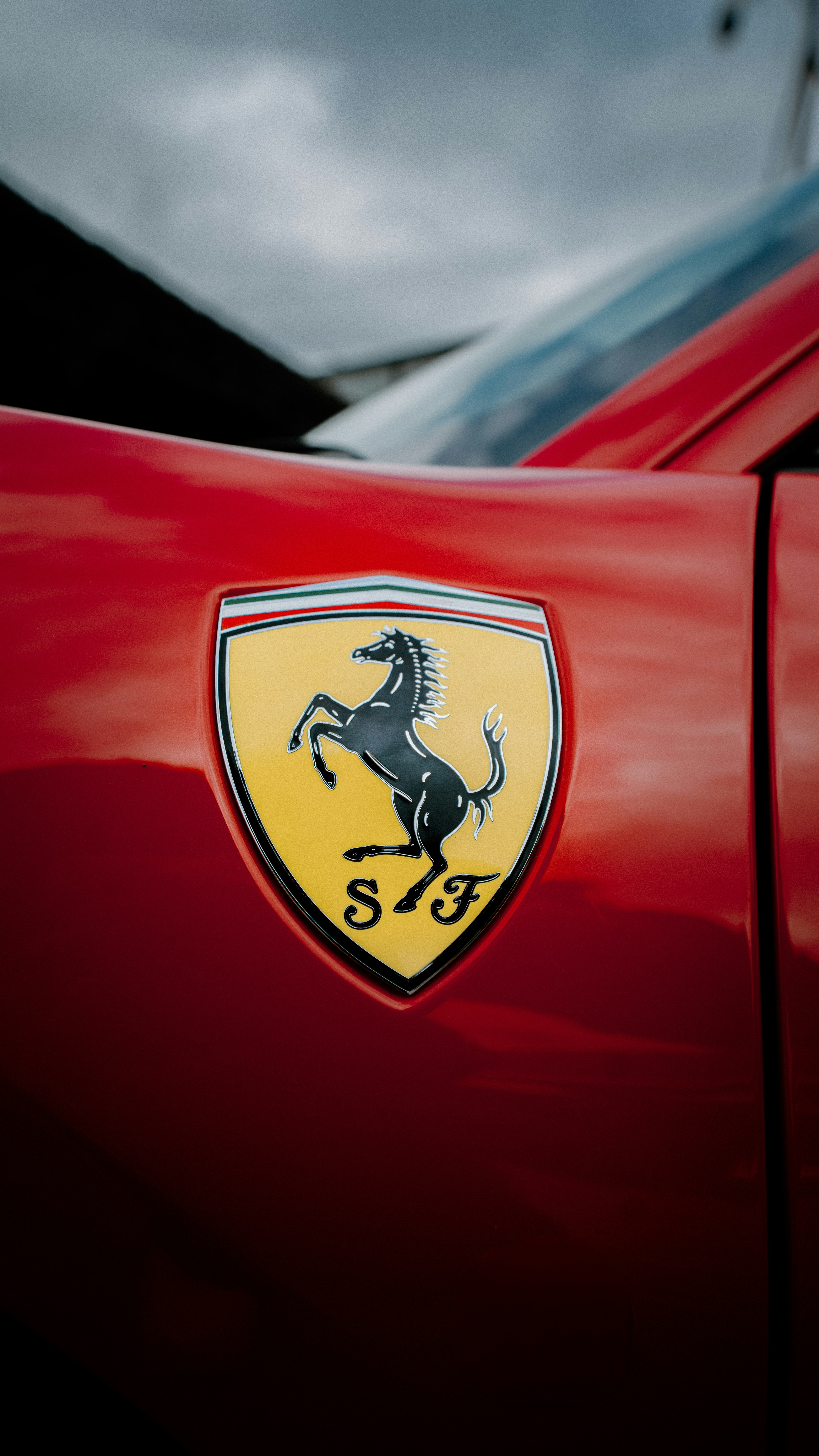 Nahaufnahme eines roten Ferrari-Fahrzeugemblems
